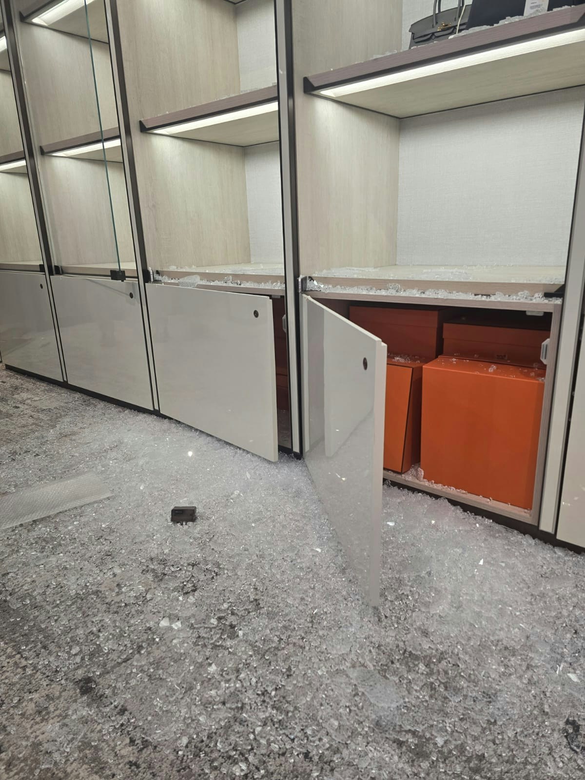 玻璃飾櫃被打碎，偷走裡面共67個手袋，其中一個遺在後樓梯，失而復得。（GINZA XIAOMA提供）