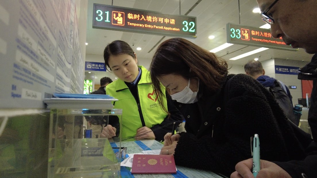 百人外語志願服務隊民警為旅客提供幫助。（澎湃新聞）