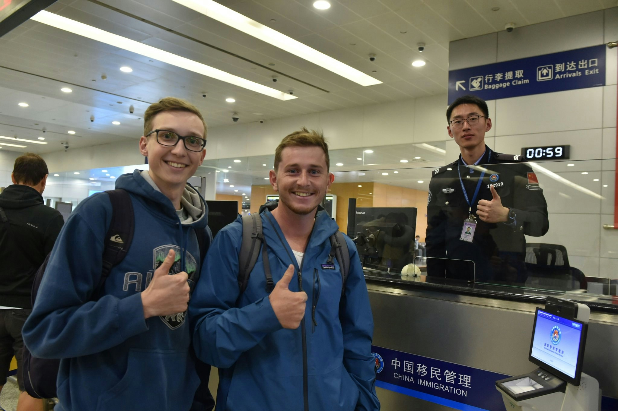 旅客為上海機場移民管理警察比讚。（澎湃新聞）