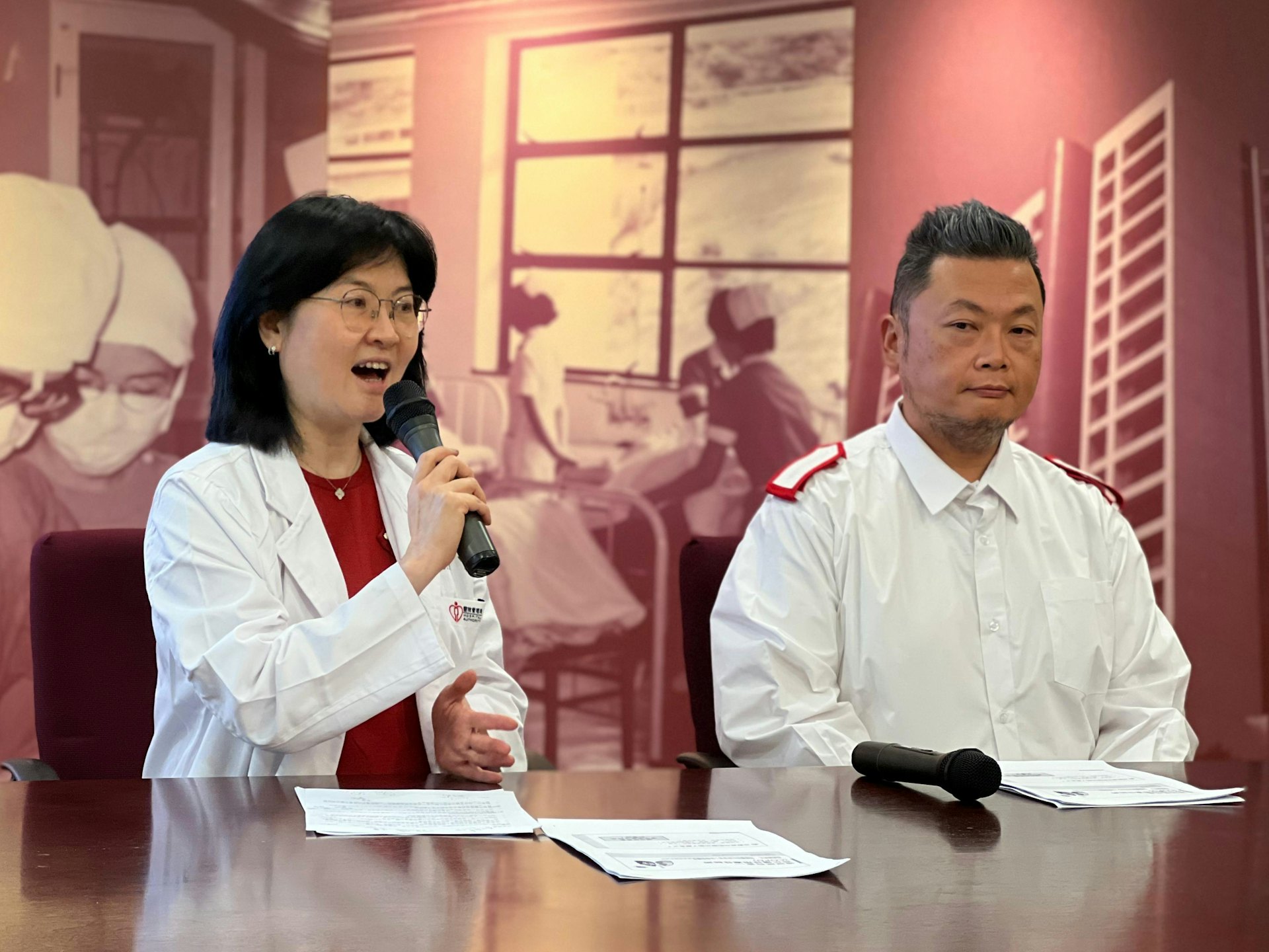 明愛醫院內科及老人科顧問醫生黃慕蓮(左)呼籲高危者及早診斷,進行肺功能測試。(明愛醫院提供) 明愛醫院內科及老人科顧問醫生黃慕蓮(左)呼籲高危者及早診斷,進行肺功能測試。(明愛醫院提供)