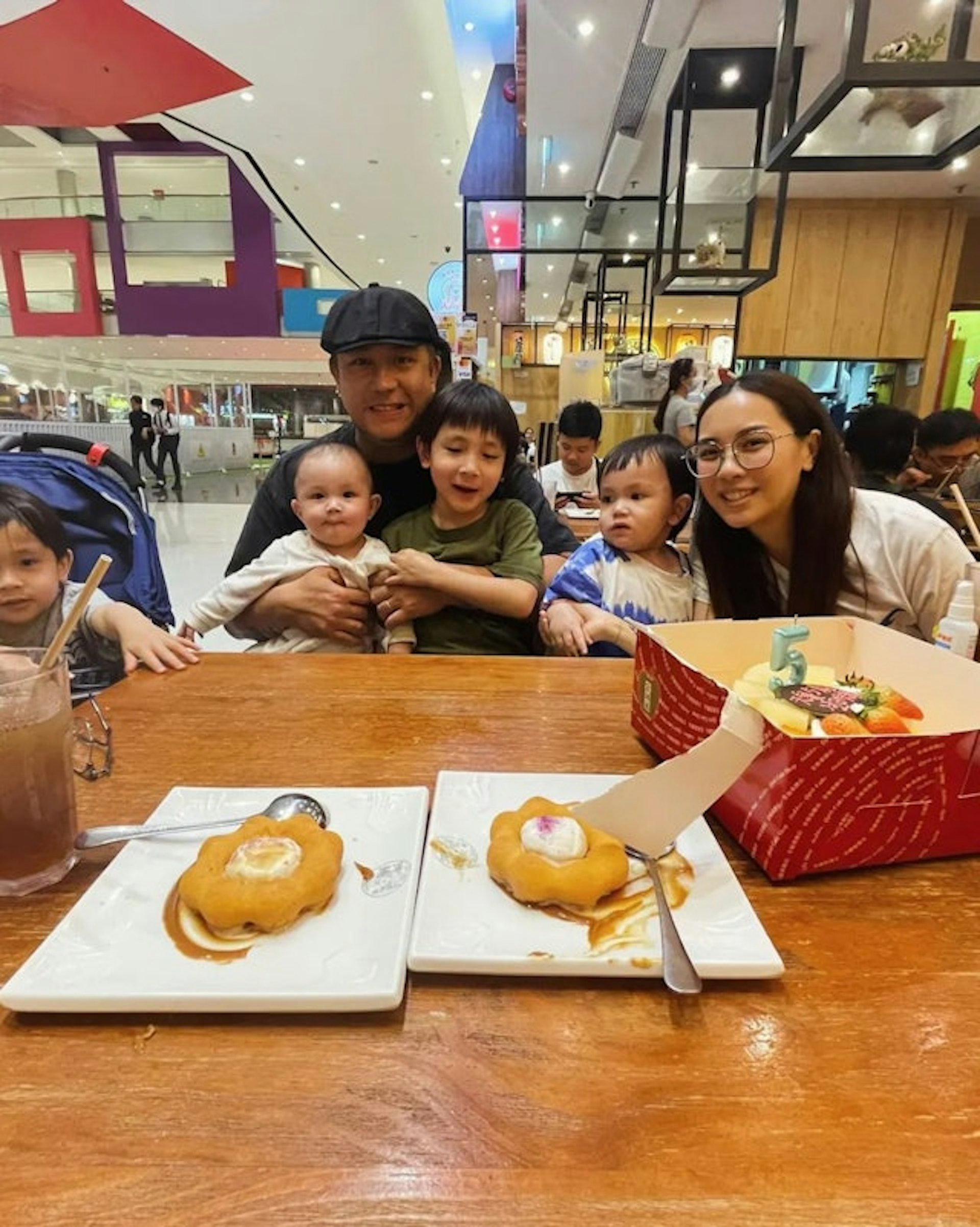 張致恆雯雯與四名兒子。(IG:@UGLY_MAMA) 張致恆雯雯與四名兒子。(IG:@UGLY_MAMA)