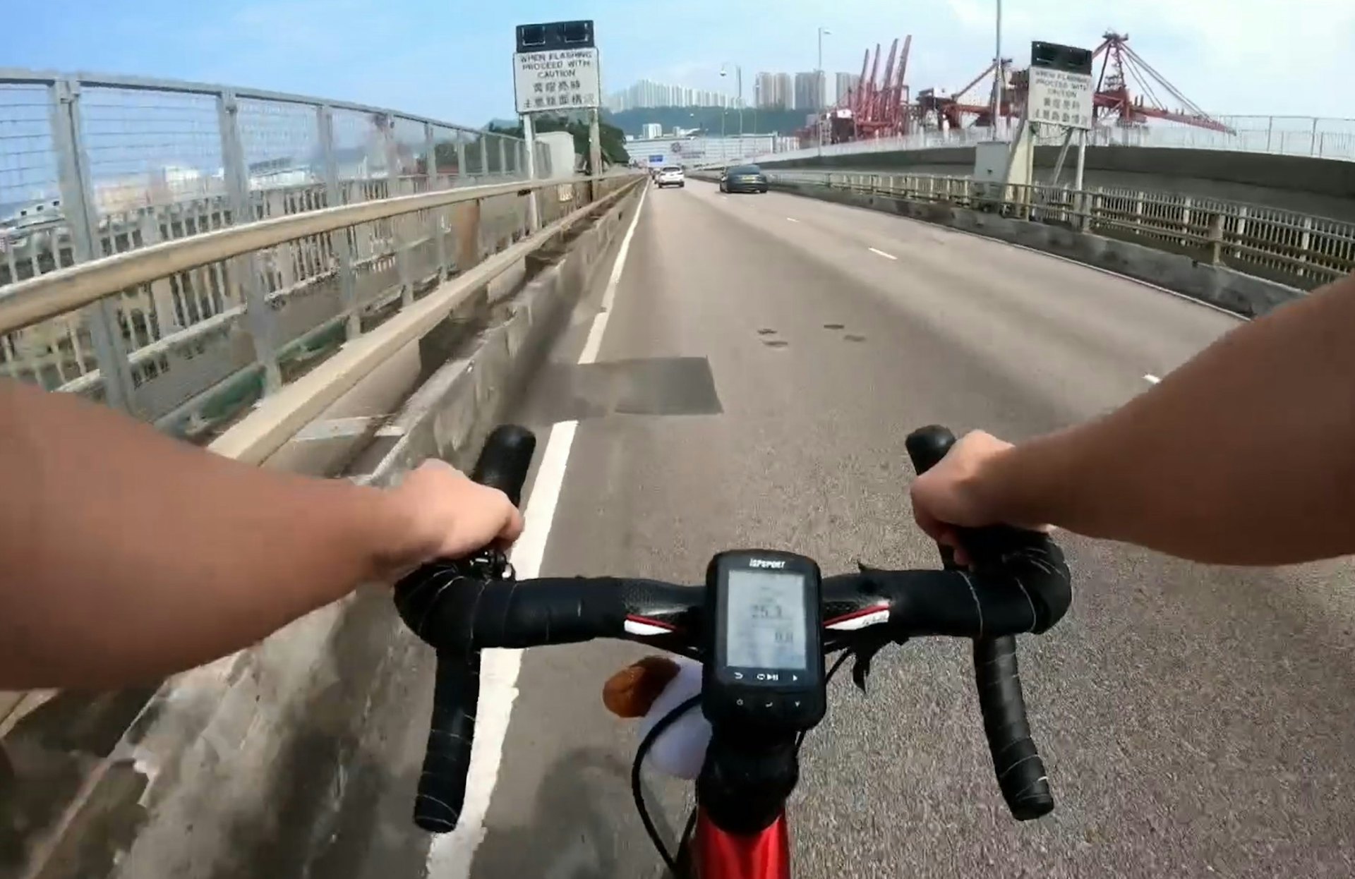 樓主沿左線靠左狂飆。(Threads影片截圖) 樓主沿左線靠左狂飆。(Threads影片截圖)