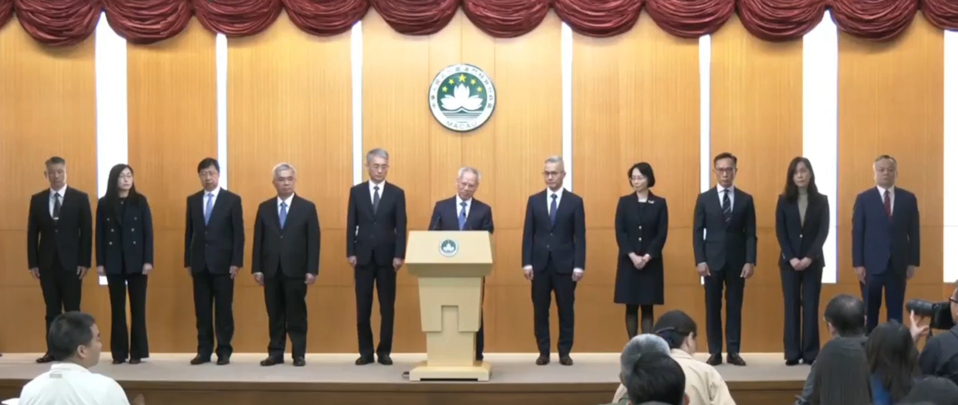 12月1日,澳門候任行政長官岑浩輝率領候任主要官員和檢察長,在政府總部舉行記者會。(澳廣視) 12月1日,澳門候任行政長官岑浩輝率領候任主要官員和檢察長,在政府總部舉行記者會。(澳廣視)