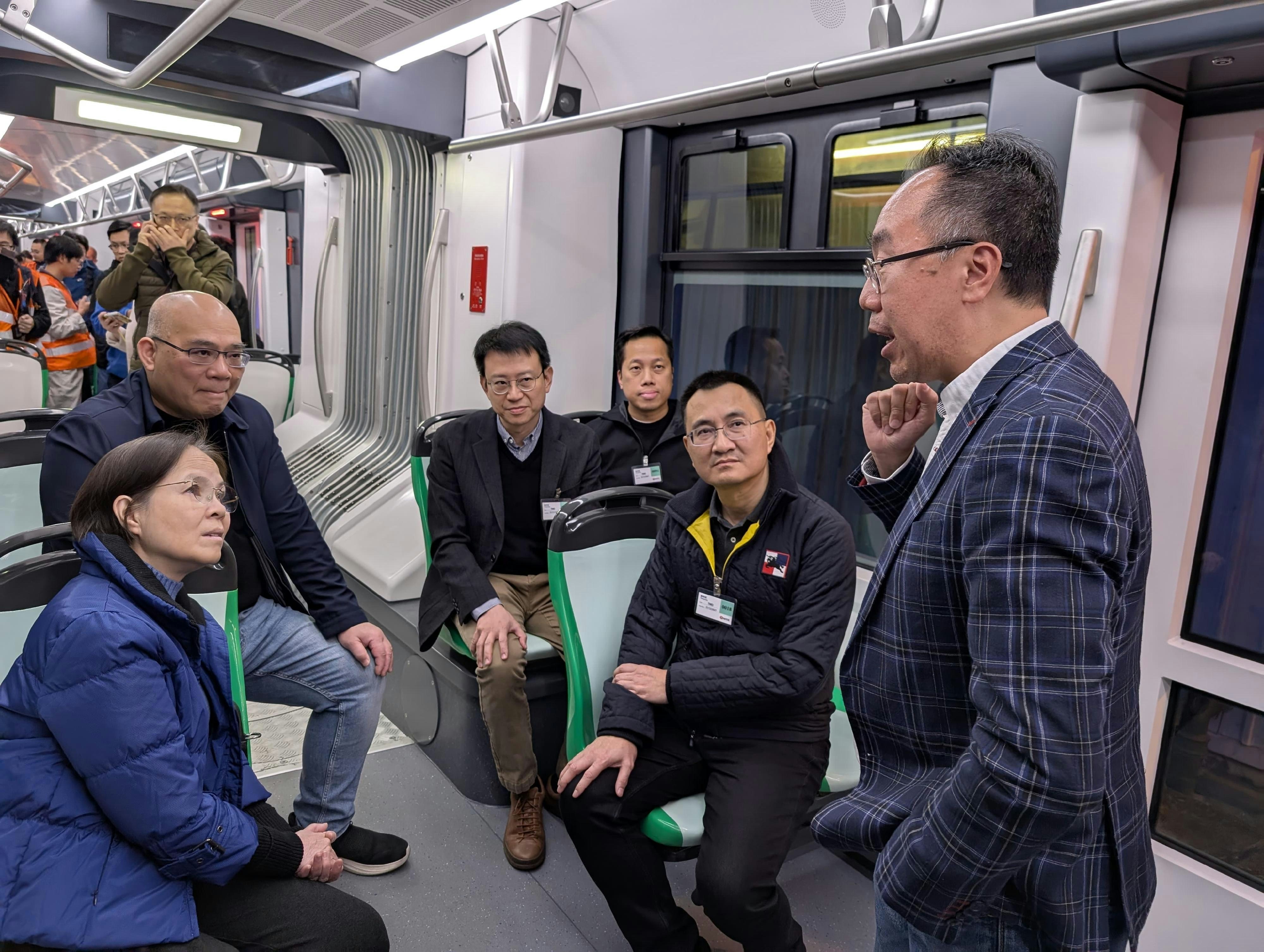 氫能源跨部門工作小組成員今晨（1日） 參觀港鐵氫能有軌電車試驗項目。圖為工作小組主席、環境及生態局副局長黃淑嫻（左一）、環境及生態局氣候變化專員黃傳輝（右二）和工作小組成員聽取港鐵代表講解項目細節。（政府新聞處）