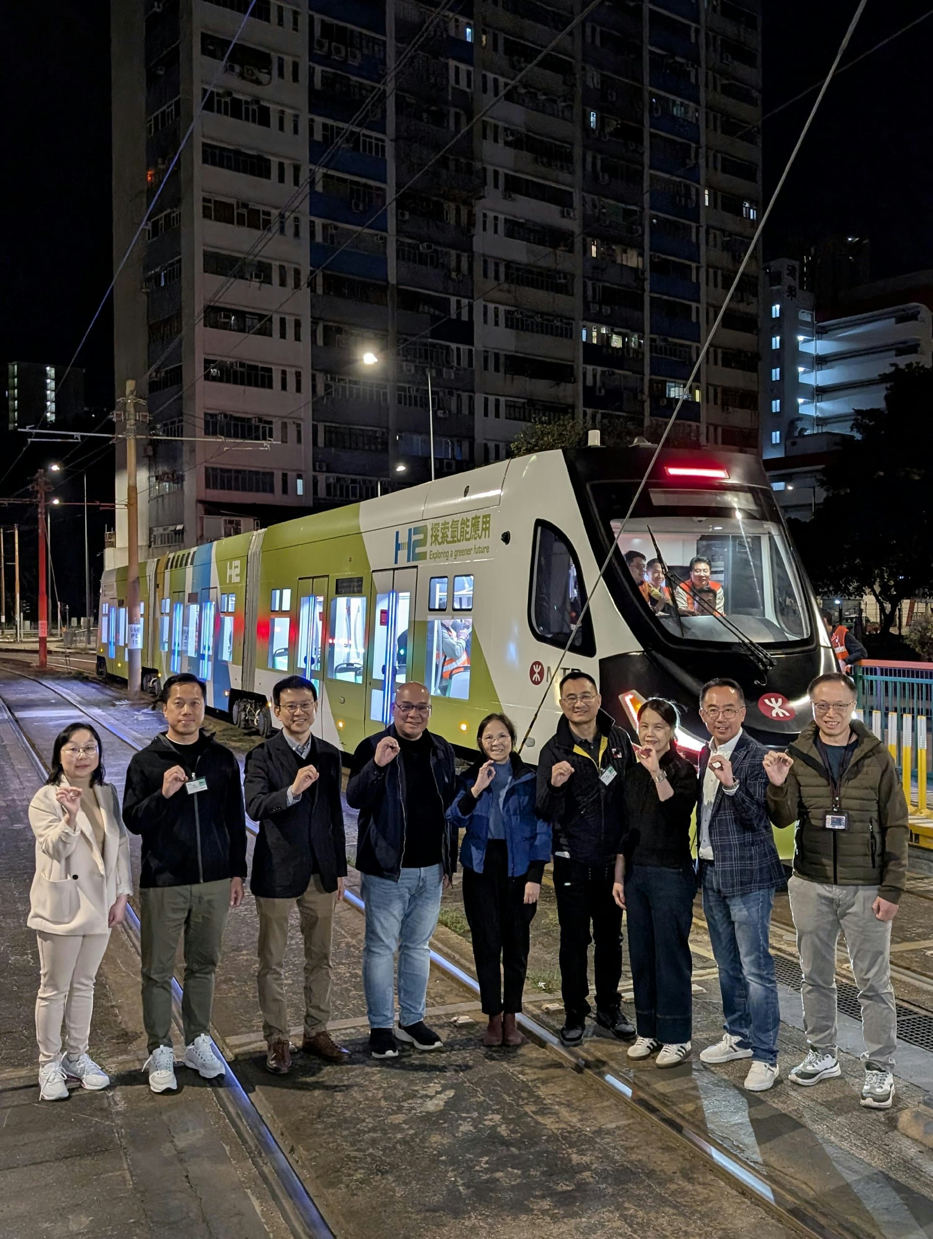 氫能源跨部門工作小組主席、環境及生態局副局長黃淑嫻(中)、環境及生態局氣候變化專員黃傳輝(右四)和其他工作小組成員今晨(1日)參觀港鐵氫能有軌電車。(政府新聞處) 氫能源跨部門工作小組主席、環境及生態局副局長黃淑嫻(中)、環境及生態局氣候變化專員黃傳輝(右四)和其他工作小組成員今晨(1日)參觀港鐵氫能有軌電車。(政府新聞處)