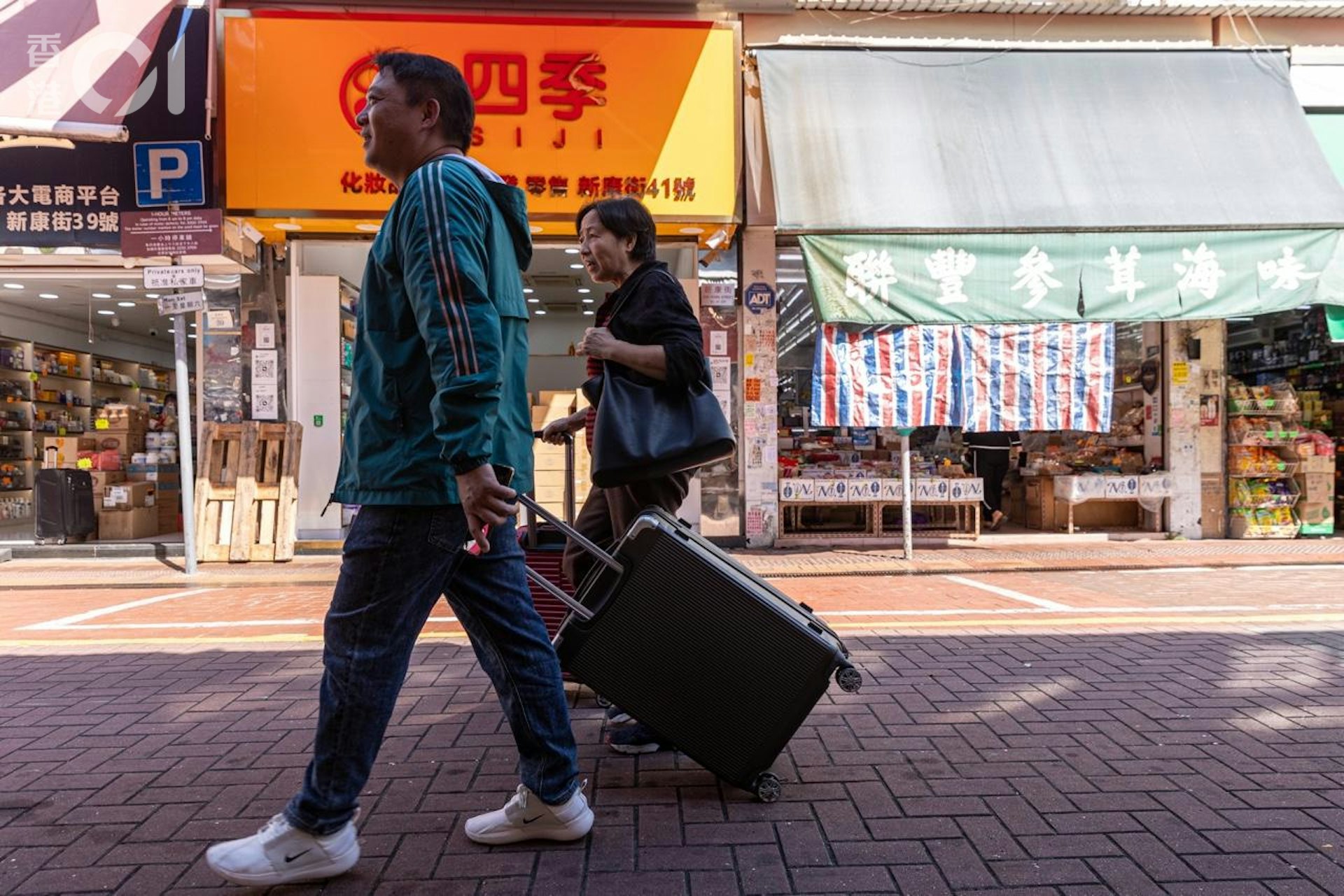 「一簽多行」復辦首日(1日),上水新財街一帶中午人流不多。(梁鵬威攝) 「一簽多行」復辦首日(1日),上水新財街一帶中午人流不多。(梁鵬威攝)