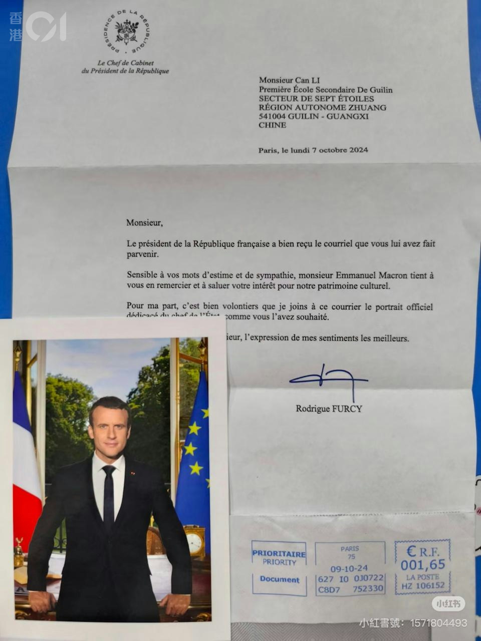 黎燦又曾經向法國總統馬克龍發信,獲得親筆簽名明信片。(小紅書) 黎燦又曾經向法國總統馬克龍發信,獲得親筆簽名明信片。(小紅書)