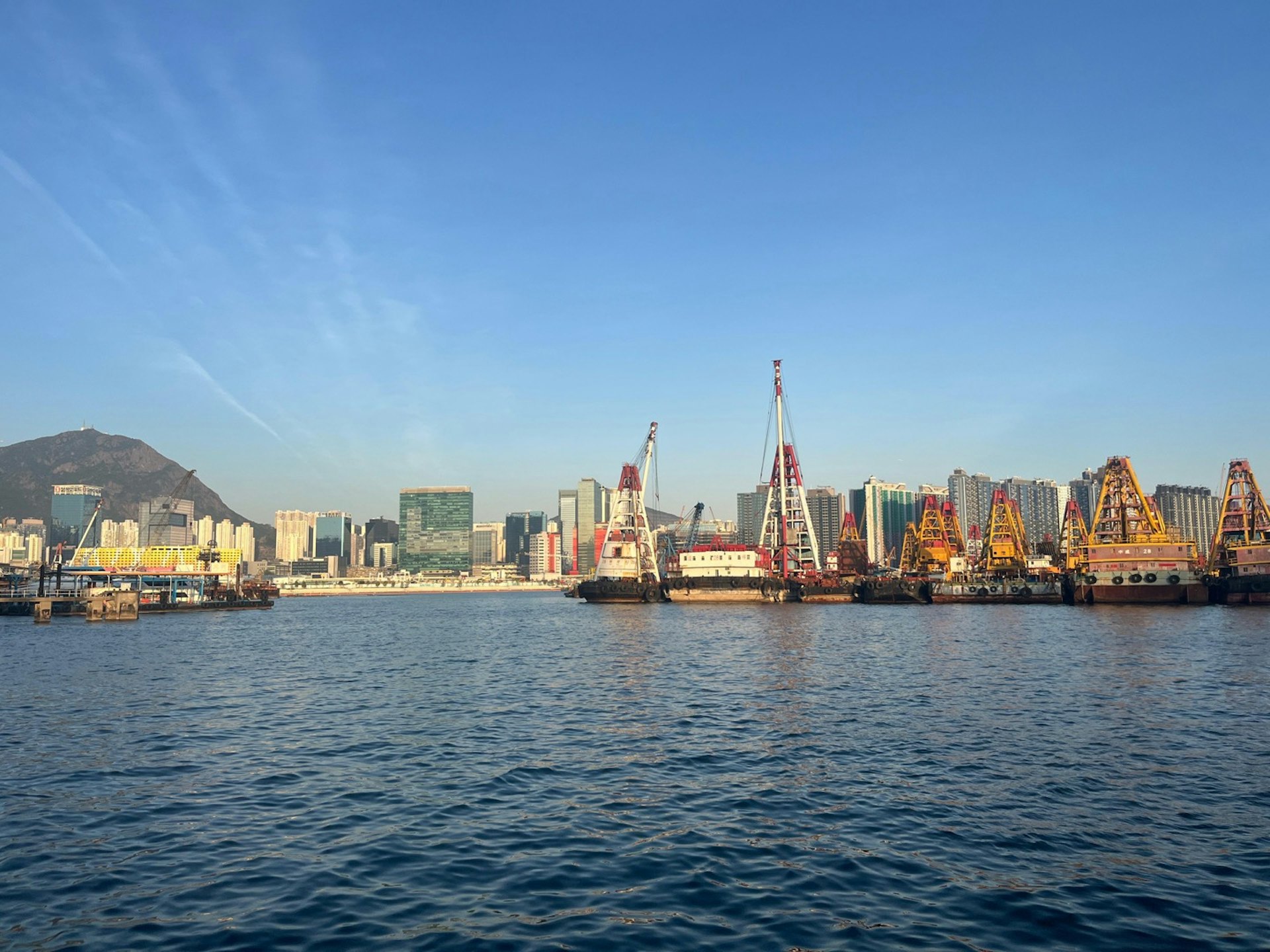 12月1日踏入本港冬季,天色大致良好,在紅磡可看到藍色天空,日間氣溫在20度以上。(賴卓盈攝) 12月1日踏入本港冬季,天色大致良好,在紅磡可看到藍色天空,日間氣溫在20度以上。(賴卓盈攝)