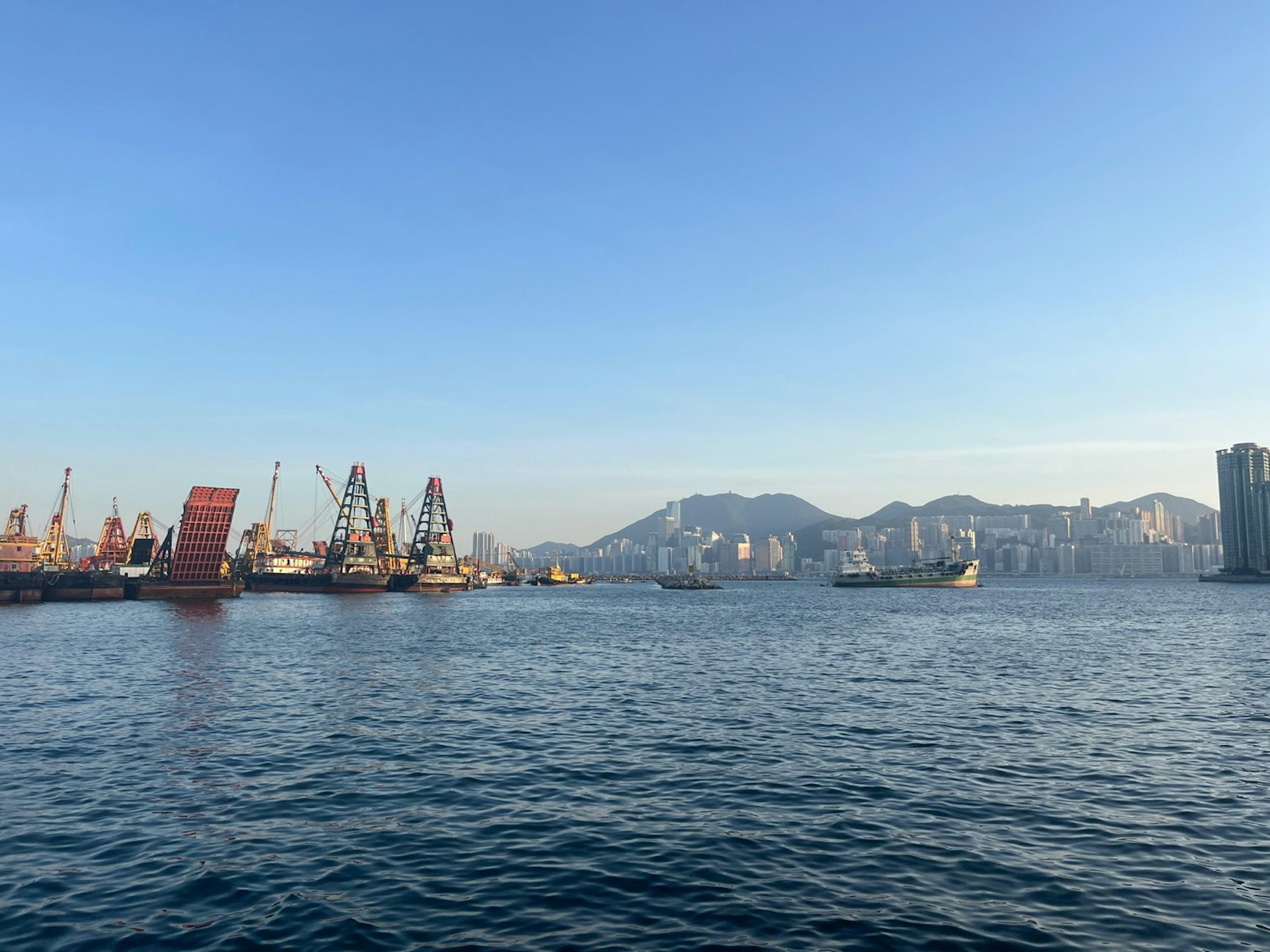 12月1日踏入本港冬季,天色大致良好,在紅磡可看到藍色天空,日間氣溫在20度以上。(賴卓盈攝) 12月1日踏入本港冬季,天色大致良好,在紅磡可看到藍色天空,日間氣溫在20度以上。(賴卓盈攝)