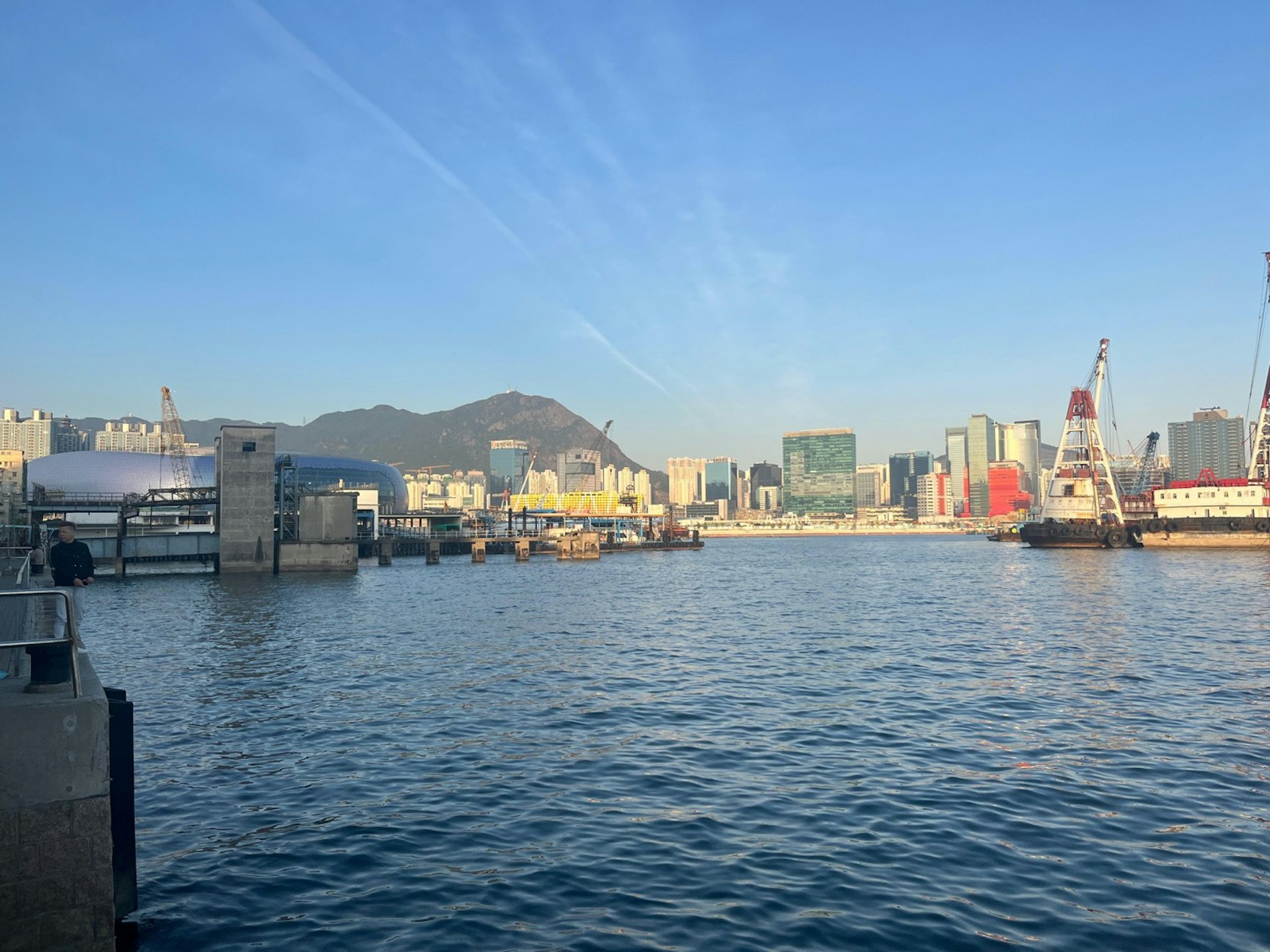 12月1日踏入本港冬季,天色大致良好,在紅磡可看到藍色天空,日間氣溫在20度以上。(賴卓盈攝) 12月1日踏入本港冬季,天色大致良好,在紅磡可看到藍色天空,日間氣溫在20度以上。(賴卓盈攝)