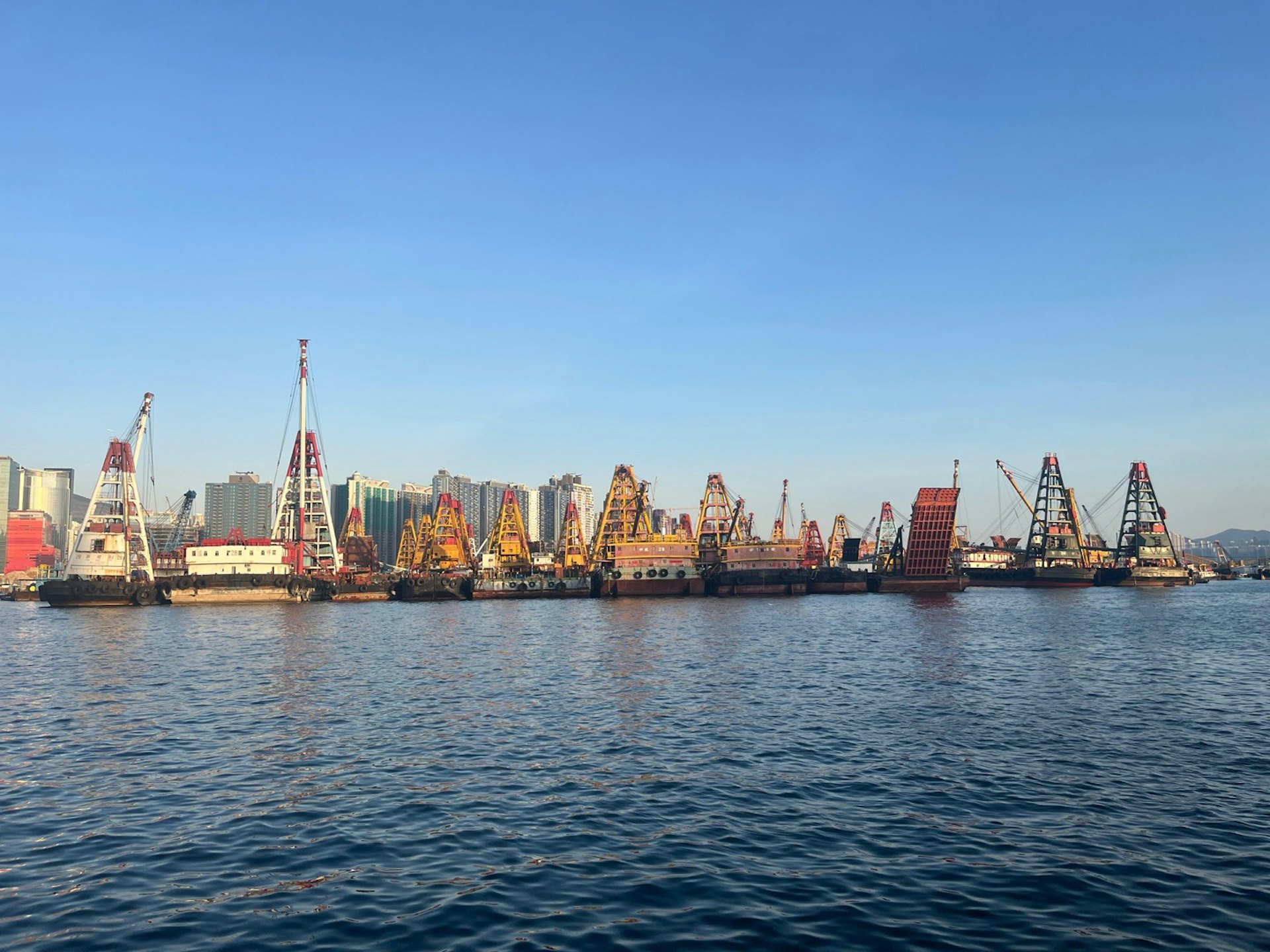 12月1日踏入本港冬季,天色大致良好,在紅磡可看到藍色天空,日間氣溫在20度以上。(賴卓盈攝) 12月1日踏入本港冬季,天色大致良好,在紅磡可看到藍色天空,日間氣溫在20度以上。(賴卓盈攝)