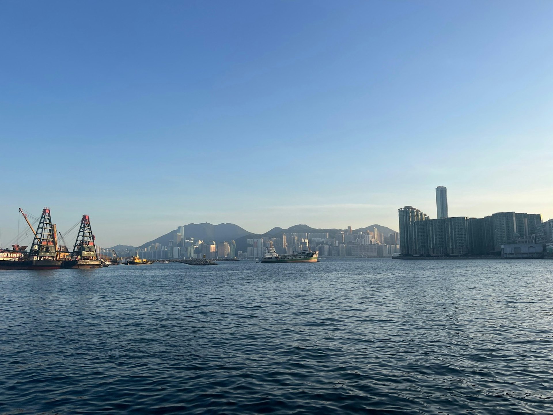 12月1日踏入本港冬季,天色大致良好,在紅磡可看到藍色天空,日間氣溫在20度以上。(賴卓盈攝) 12月1日踏入本港冬季,天色大致良好,在紅磡可看到藍色天空,日間氣溫在20度以上。(賴卓盈攝)