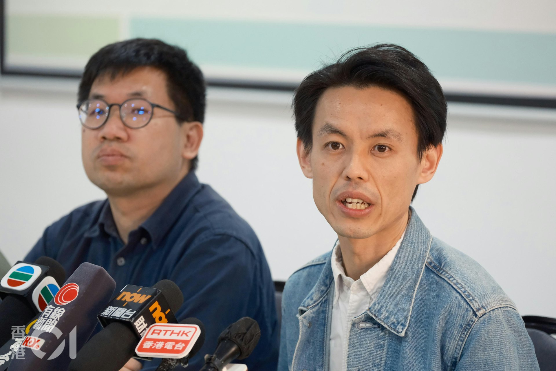 12月1日,民主黨舉行第16屆中央委員會及紀律委員會換屆選舉,羅健熙(右)連任主席,莫建成(左)連任副主席。(盧翊銘攝) 12月1日,民主黨舉行第16屆中央委員會及紀律委員會換屆選舉,羅健熙(右)連任主席,莫建成(左)連任副主席。(盧翊銘攝)