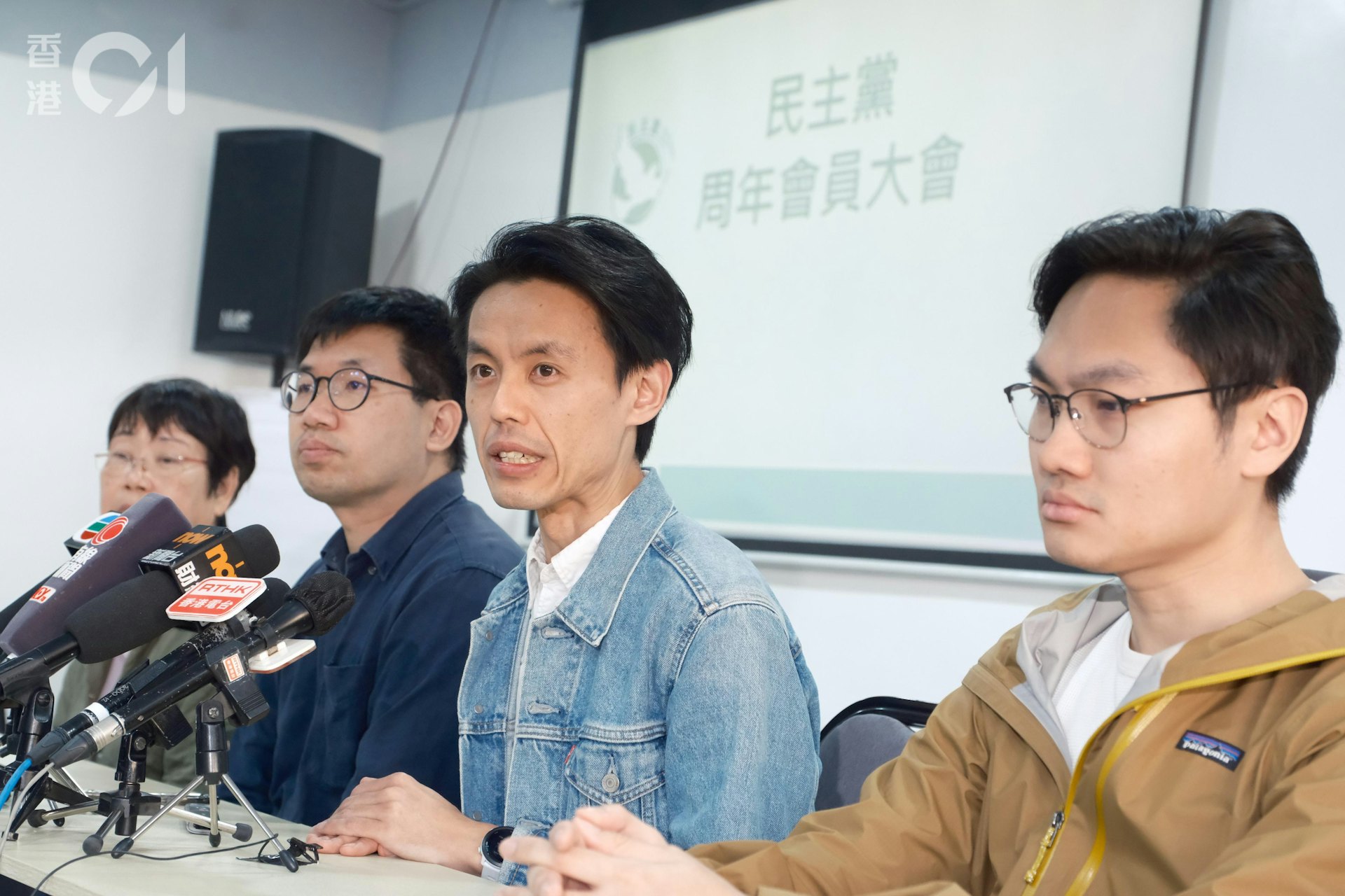 12月1日,民主黨舉行第16屆中央委員會及紀律委員會換屆選舉,羅健熙(右二)連任主席、莫建成連任副主席(左二)、新任中委包括何杏梅(左一)、朱子洛(右一)。(盧翊銘攝) 12月1日,民主黨舉行第16屆中央委員會及紀律委員會換屆選舉,羅健熙(右二)連任主席、莫建成連任副主席(左二)、新任中委包括何杏梅(左一)、朱子洛(右一)。(盧翊銘攝)