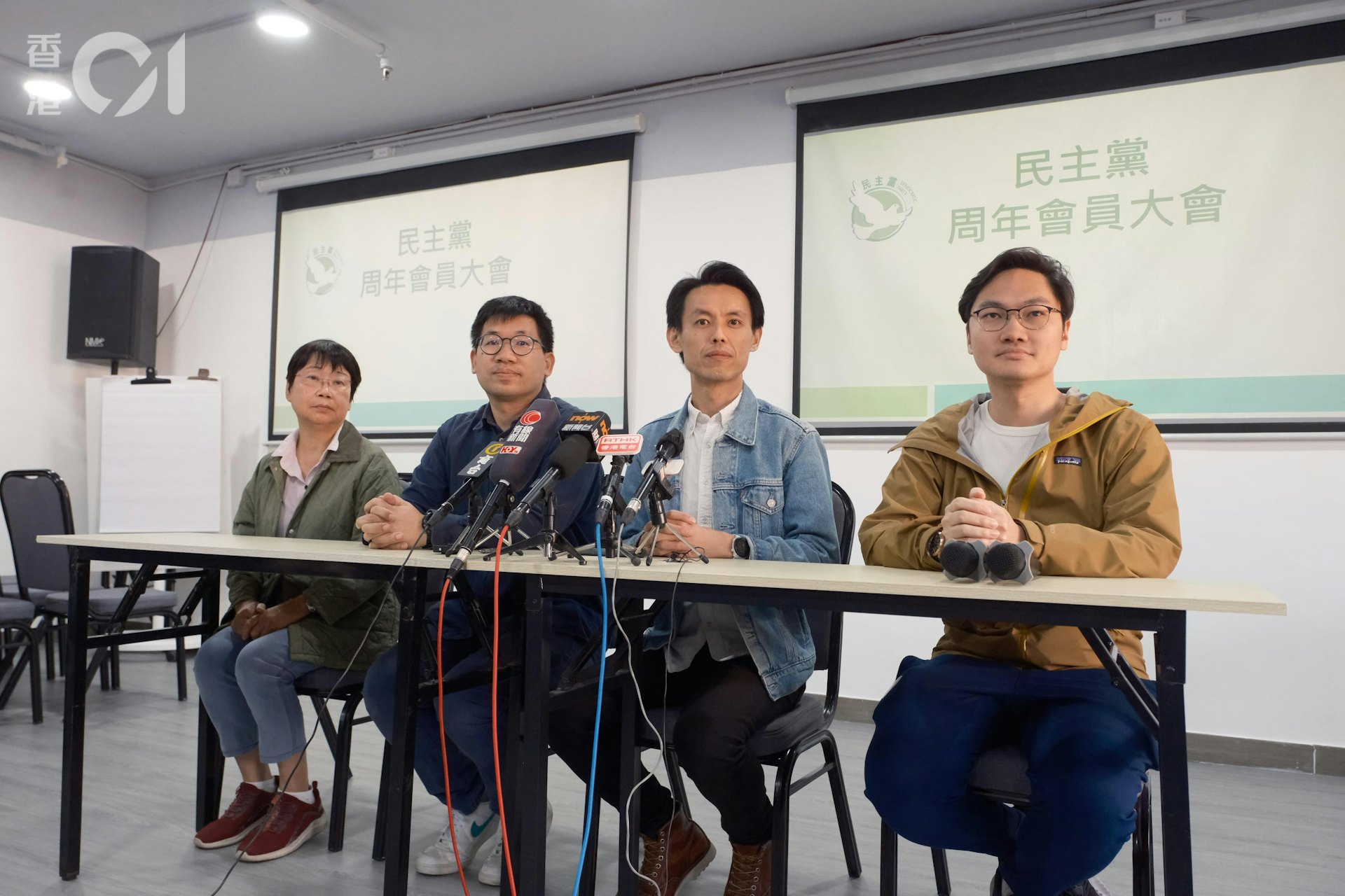 12月1日,民主黨舉行第16屆中央委員會及紀律委員會換屆選舉,羅健熙(右二)連任主席、莫建成連任副主席(左二)、新任中委包括何杏梅(左一)、朱子洛(右一)。(盧翊銘攝) 12月1日,民主黨舉行第16屆中央委員會及紀律委員會換屆選舉,羅健熙(右二)連任主席、莫建成連任副主席(左二)、新任中委包括何杏梅(左一)、朱子洛(右一)。(盧翊銘攝)