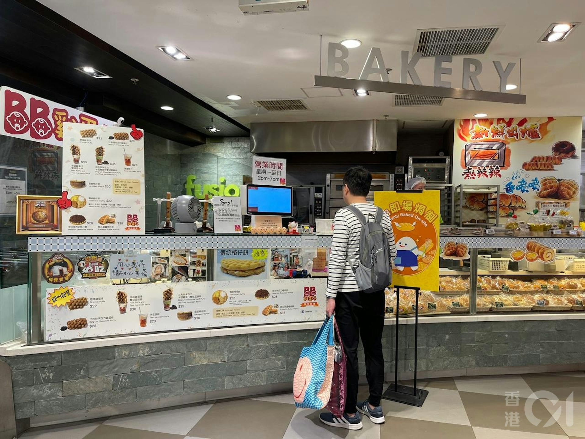 「BB雞蛋仔」位於杏花邨的分店貼出告示,本月有10日因人手不足無法開舖。(洪戩昊攝) 「BB雞蛋仔」位於杏花邨的分店貼出告示,本月有10日因人手不足無法開舖。(洪戩昊攝)