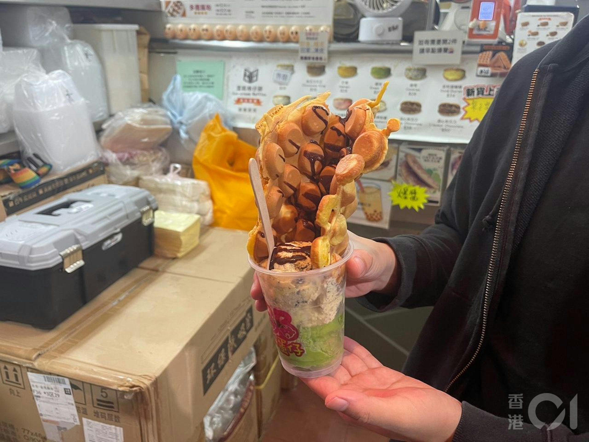 「BB雞蛋仔」位於杏花邨的分店貼出告示,本月有10日因人手不足無法開舖。(洪戩昊攝) 「BB雞蛋仔」位於杏花邨的分店貼出告示,本月有10日因人手不足無法開舖。(洪戩昊攝)