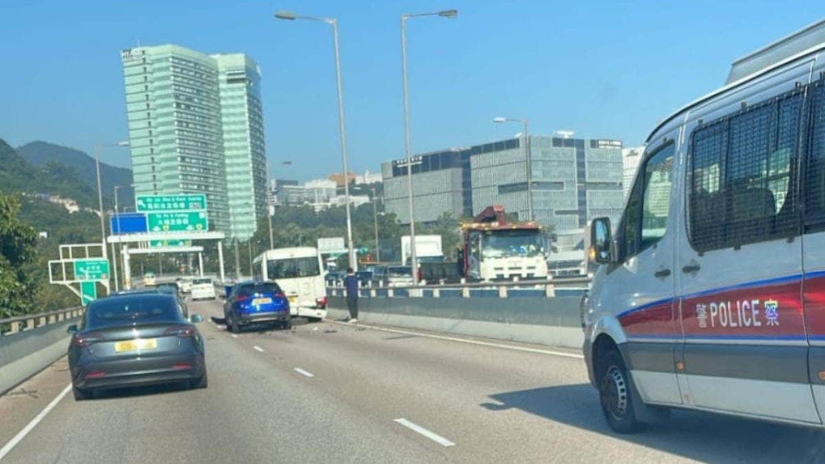 大老山隧道私家車及衞生署16座小巴相撞 據報9人受傷 大老山隧道私家車及衞生署16座小巴相撞 據報9人受傷