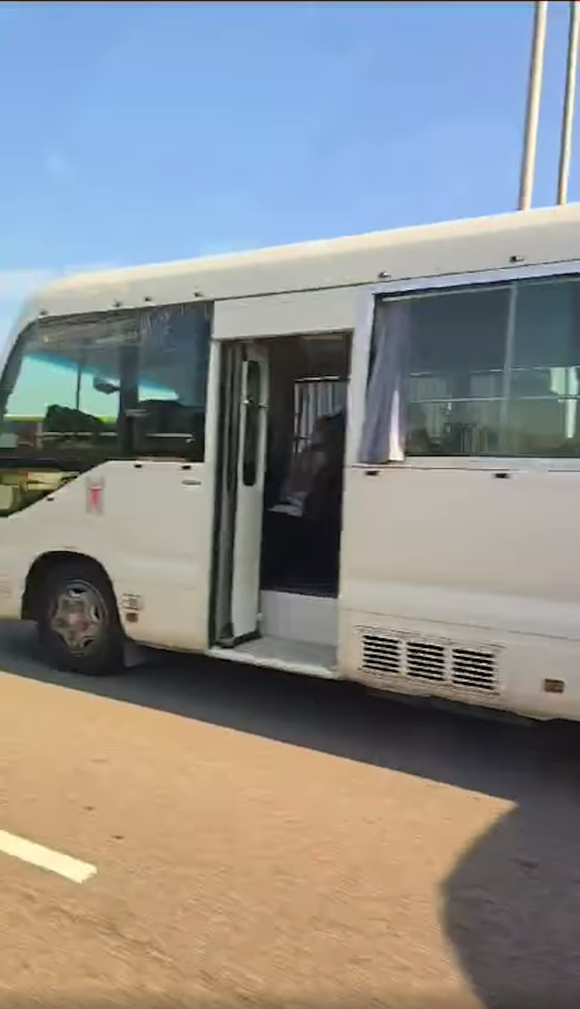 事件涉及一輛衞生署穿梭巴。(Bosco Chu影片截圖) 事件涉及一輛衞生署穿梭巴。(Bosco Chu影片截圖)