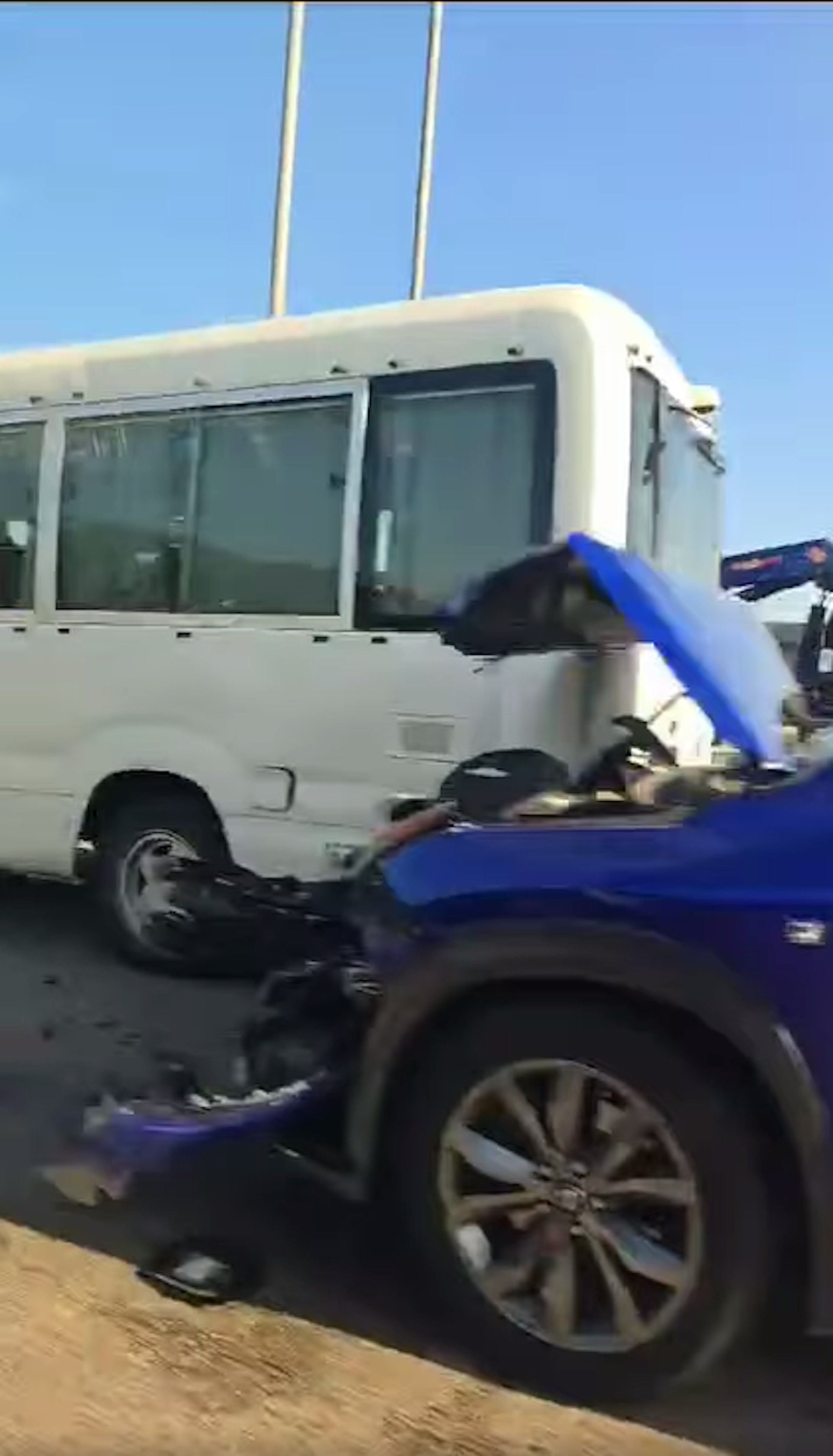 網上片段顯示,私家車車頭盡毀。(Bosco Chu影片截圖) 網上片段顯示,私家車車頭盡毀。(Bosco Chu影片截圖)