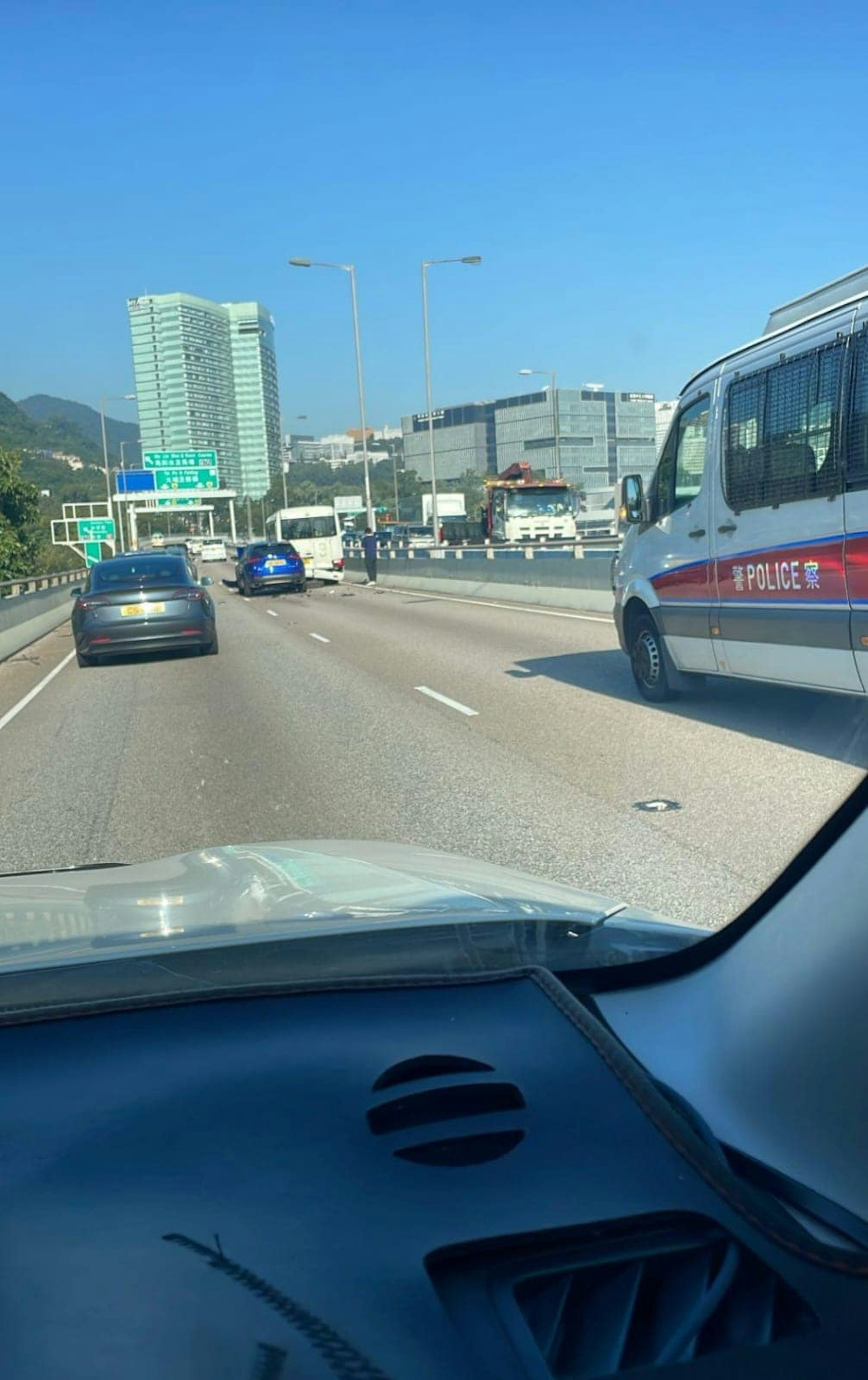 私家車及衞生署穿梭巴相撞。(Bosco Chu圖片) 私家車及衞生署穿梭巴相撞。(Bosco Chu圖片)