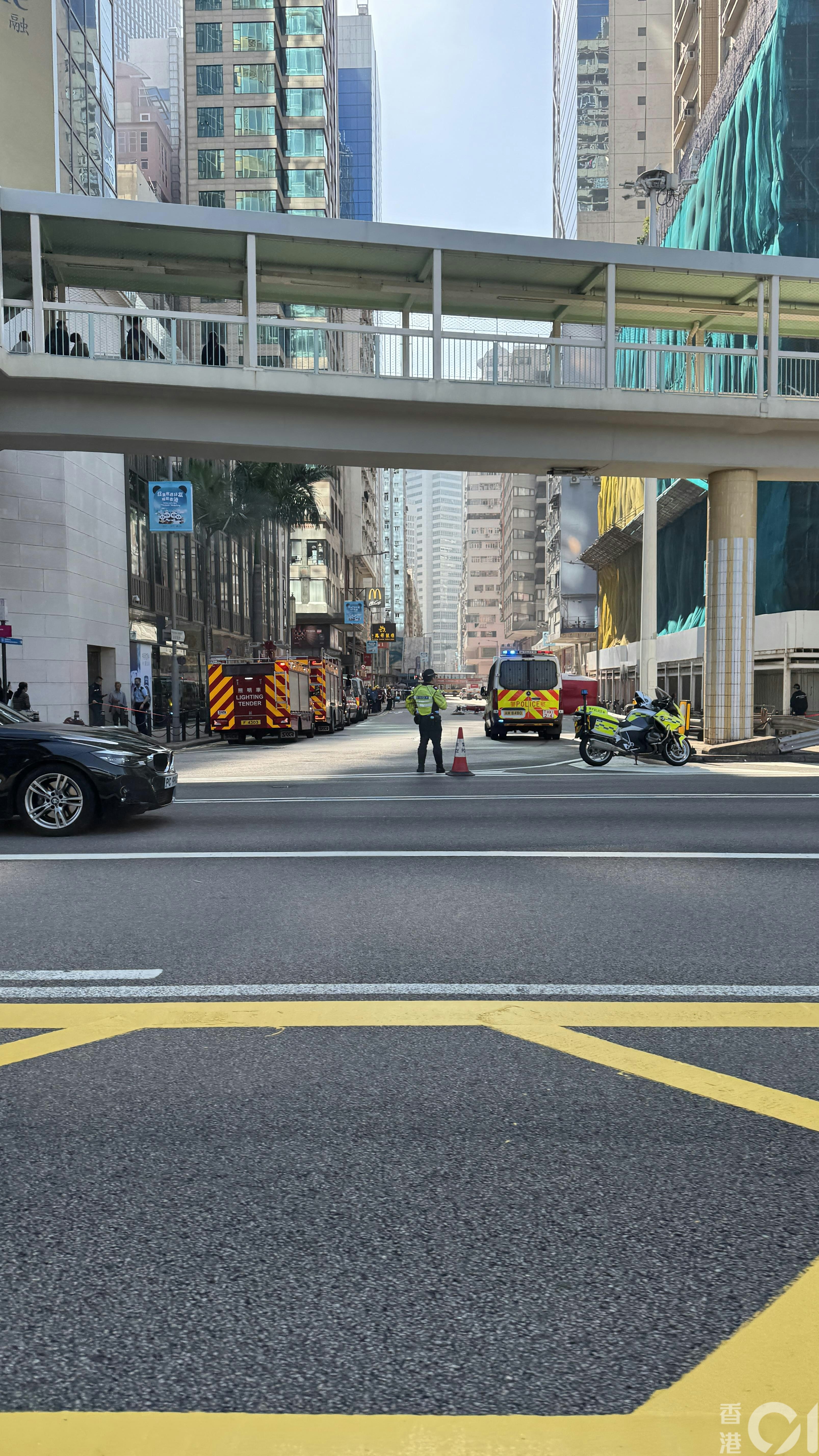 銅鑼灣一名婦人爬棚架追薪，現場需要封路。（翁鈺輝攝）