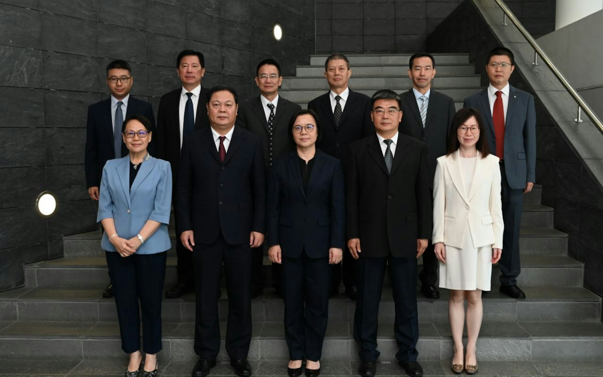 9月19日,宋敏莉(前排左三)以終審法院代院長身份會見到訪的廣東省人民檢察院副檢察長來向東一行人。(法院網站) 9月19日,宋敏莉(前排左三)以終審法院代院長身份會見到訪的廣東省人民檢察院副檢察長來向東一行人。(法院網站)