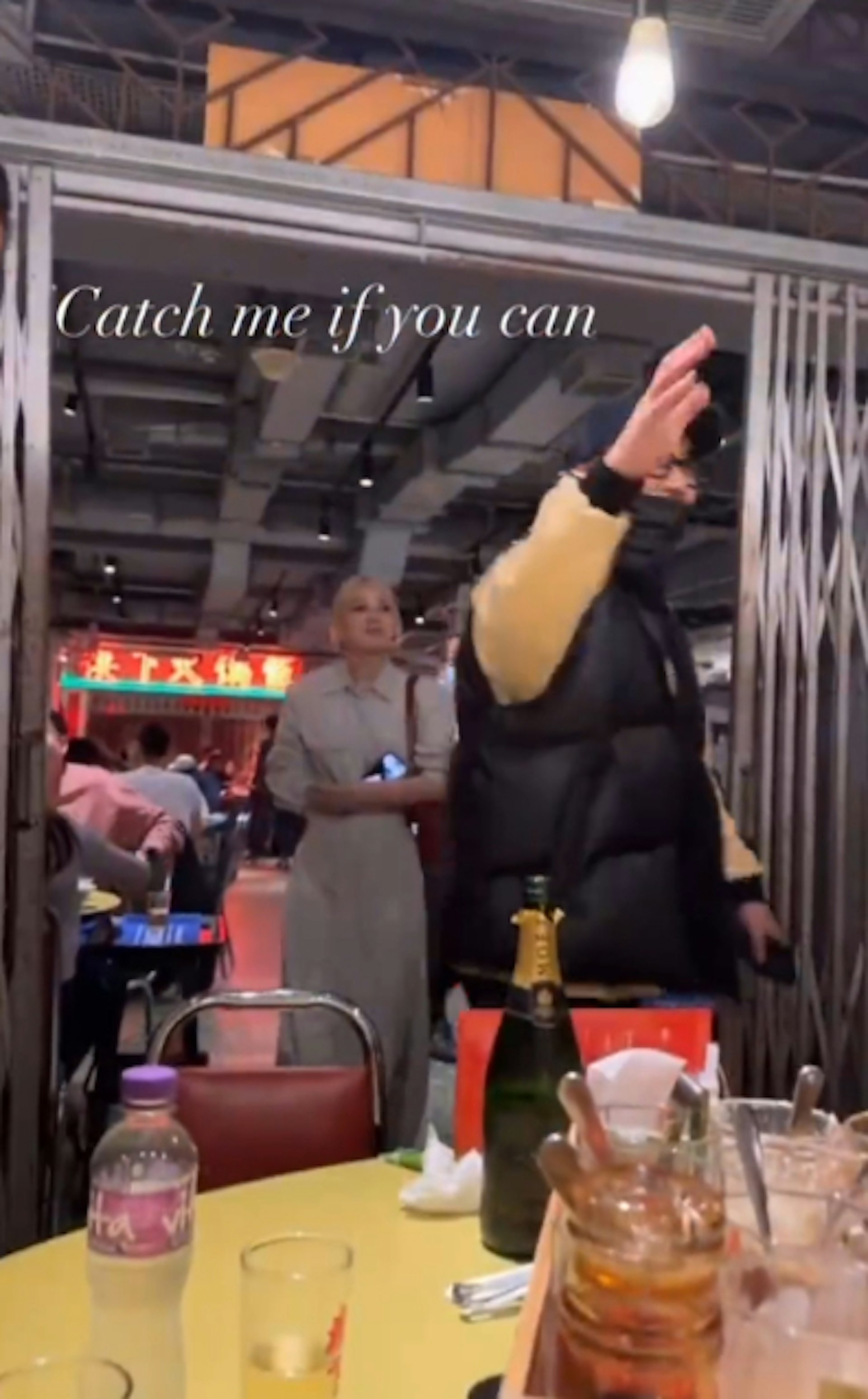 從曝光的影片中可見,酒局出現許多女孩陪同。(影片截圖) 從曝光的影片中可見,酒局出現許多女孩陪同。(影片截圖)