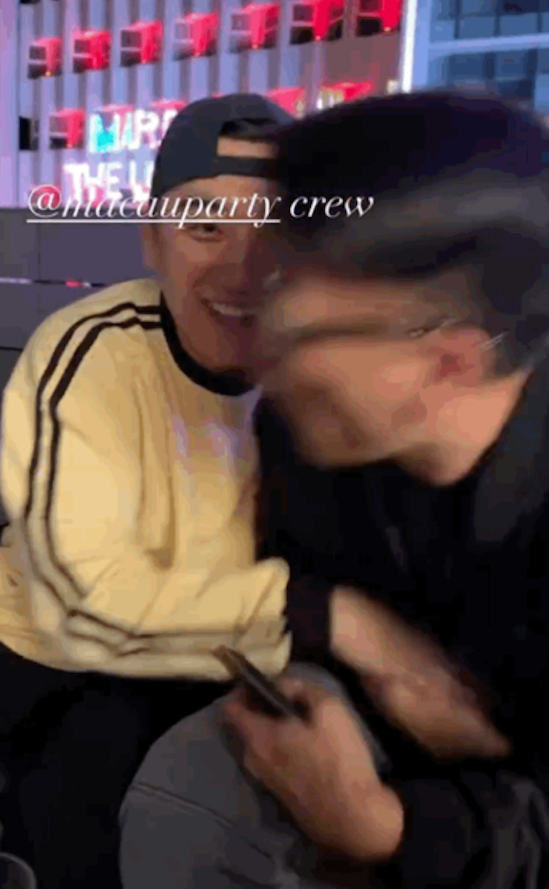 他也摟著金髮妹,更是High到猛拉身邊好友的衣服。(影片截圖) 他也摟著金髮妹,更是High到猛拉身邊好友的衣服。(影片截圖)