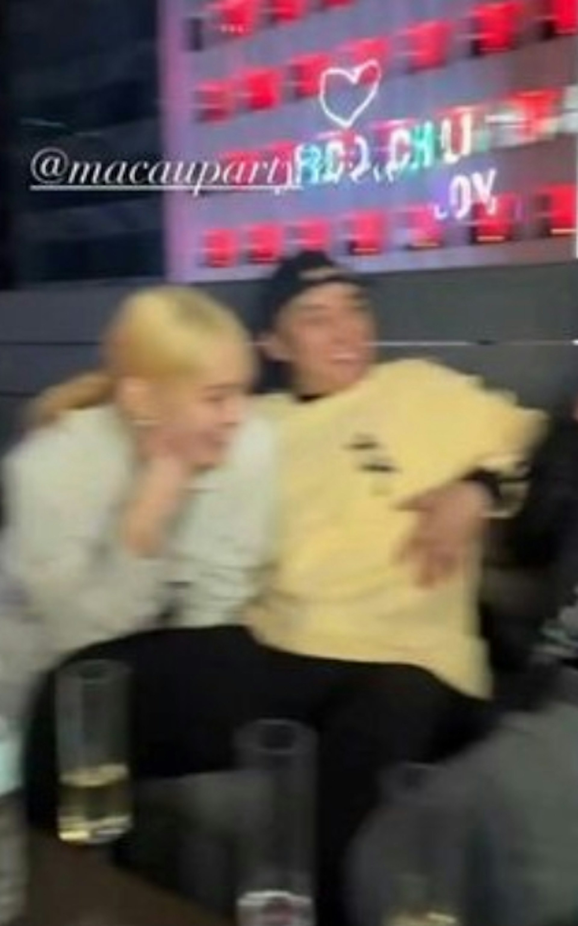 而影片中標註「Catch me if you can!」,疑似在挑釁先前開砲的向佐。(影片截圖) 而影片中標註「Catch me if you can!」,疑似在挑釁先前開砲的向佐。(影片截圖)