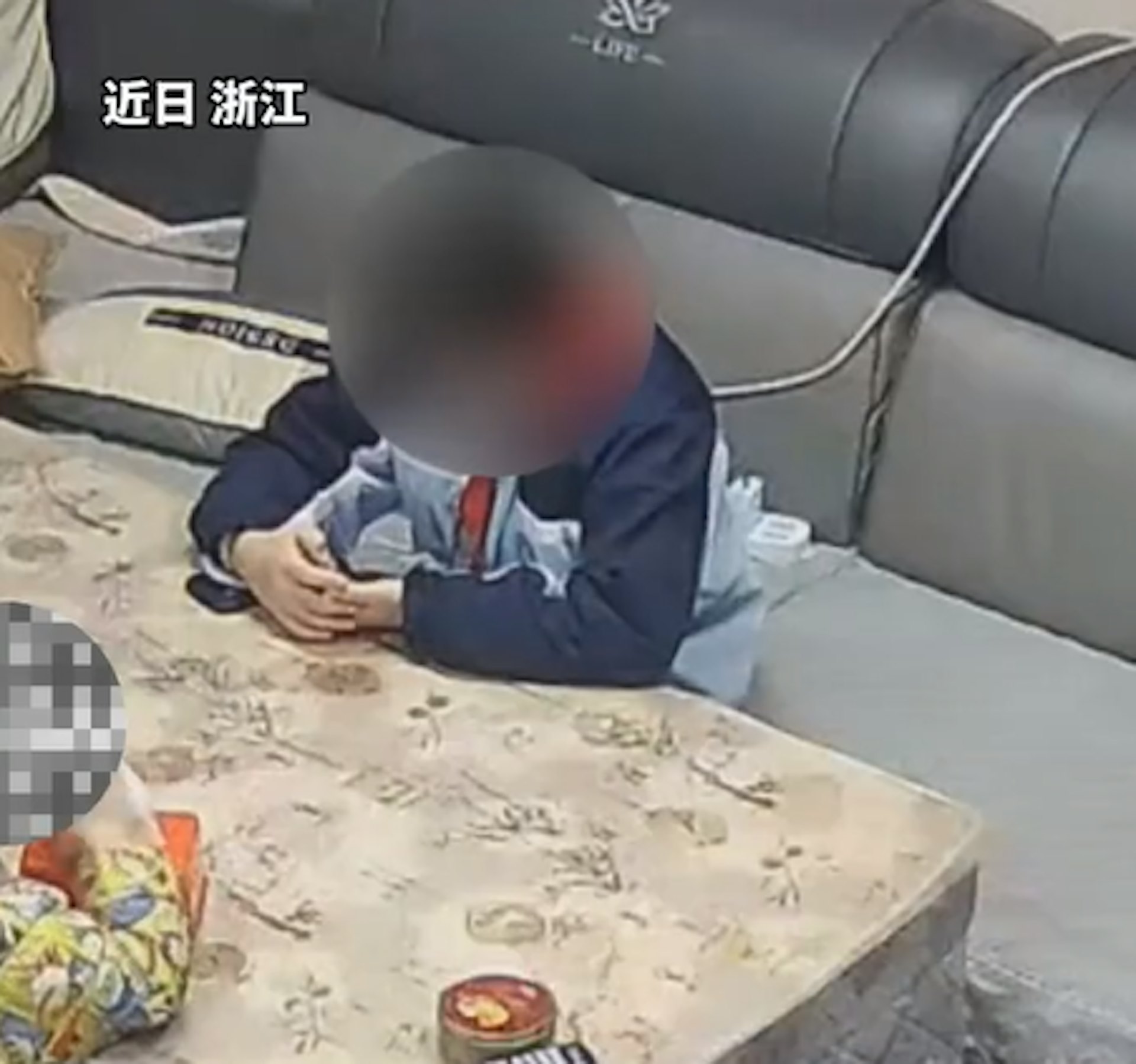 浙江女孩充電滑手機突慘叫。(影片截圖) 浙江女孩充電滑手機突慘叫。(影片截圖)