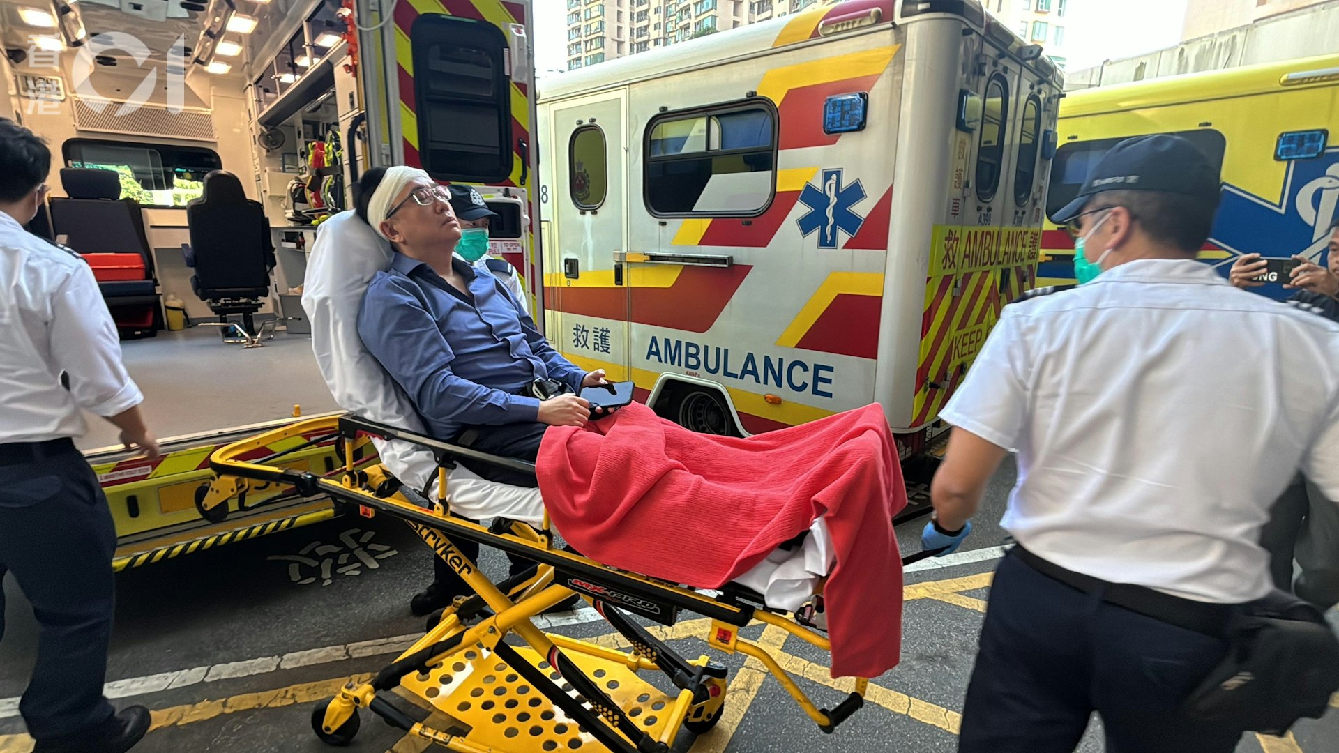 傷者由救護車送往伊利沙伯醫院治理。(馬耀文攝) 傷者由救護車送往伊利沙伯醫院治理。(馬耀文攝)