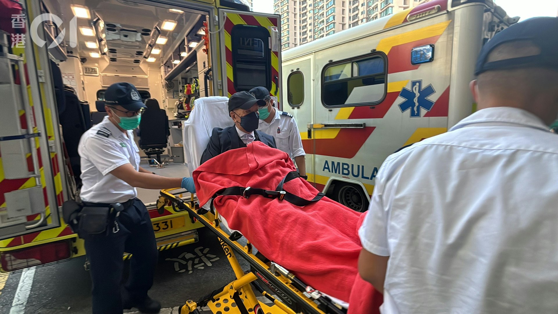 傷者由救護車送往伊利沙伯醫院治理。(馬耀文攝) 傷者由救護車送往伊利沙伯醫院治理。(馬耀文攝)