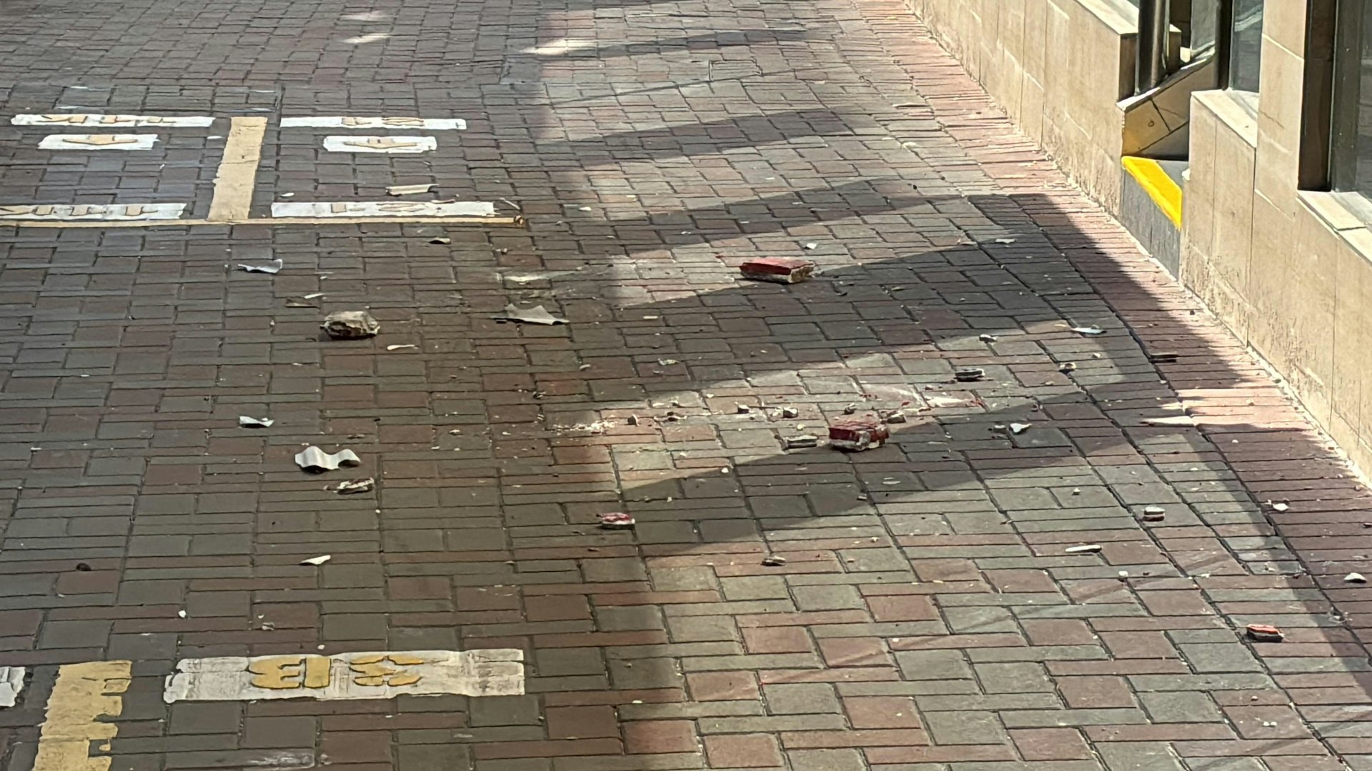 紅磡家維邨外牆石屎剝落砸中2男 受傷送院治理 紅磡家維邨外牆石屎剝落砸中2男 受傷送院治理