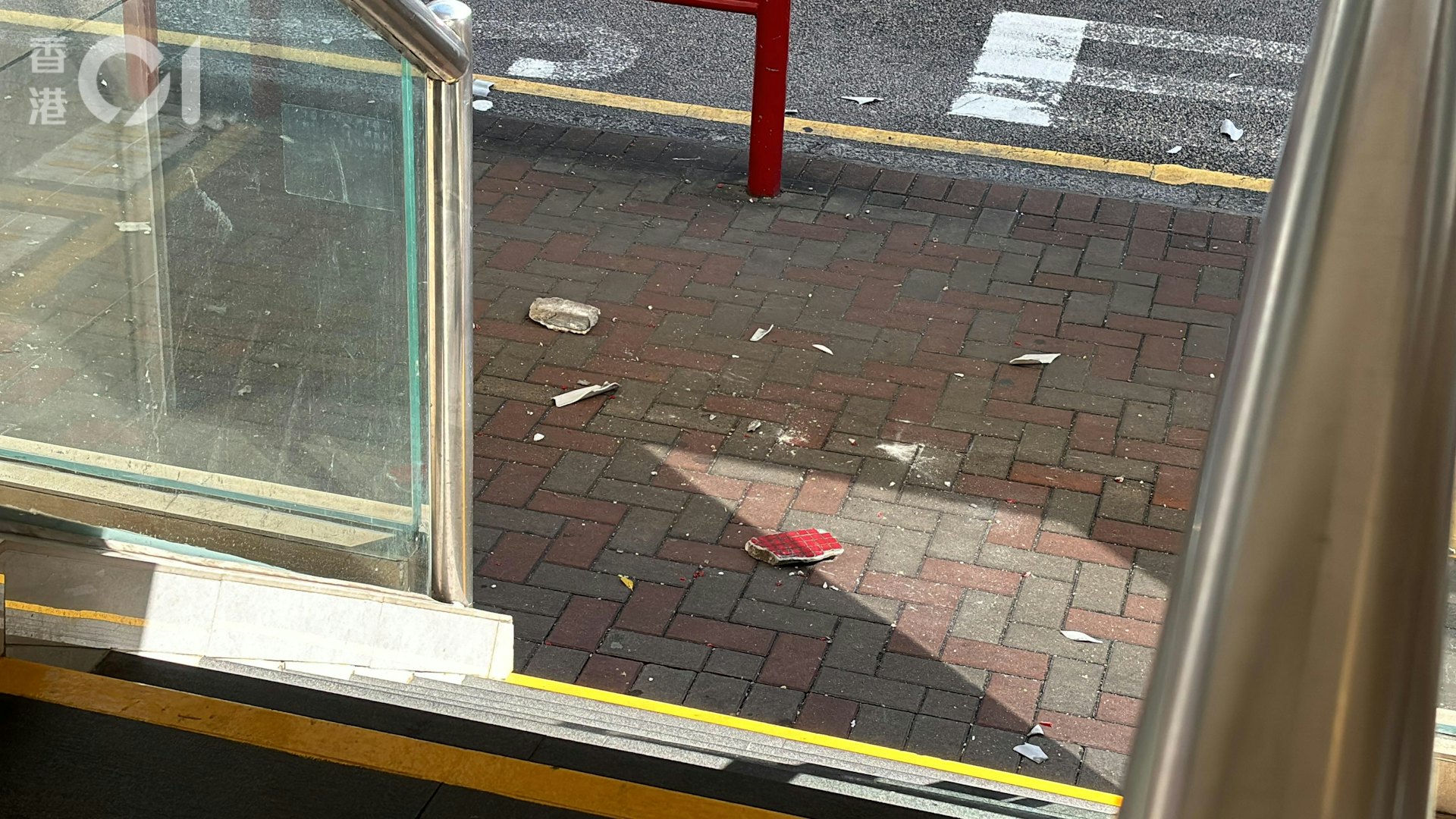 紅磡家維邨石屎從外牆剝落,砸中2名男子。(馬耀文攝) 紅磡家維邨石屎從外牆剝落,砸中2名男子。(馬耀文攝)