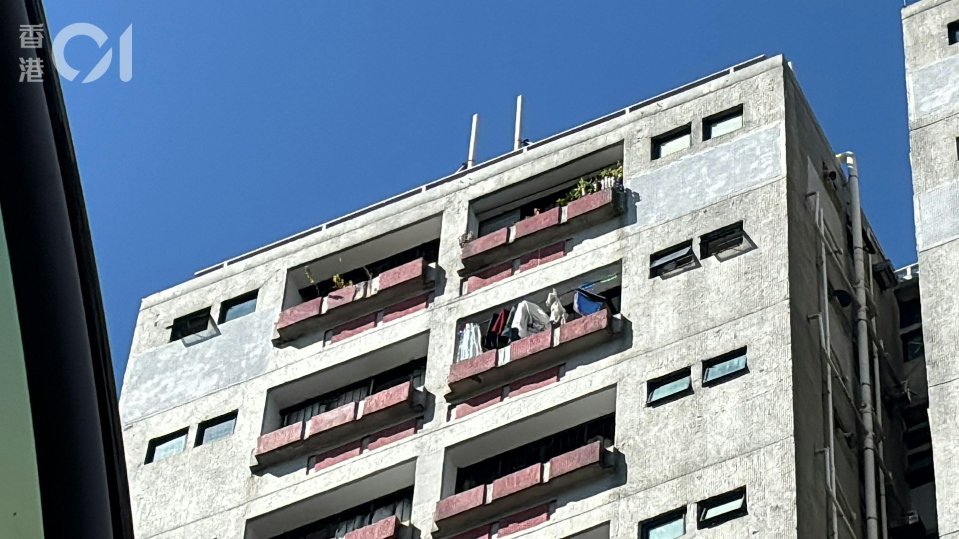 現場消息指,家廉樓16樓外牆有石屎剝落釀成意外。(馬耀文攝) 現場消息指,家廉樓16樓外牆有石屎剝落釀成意外。(馬耀文攝)