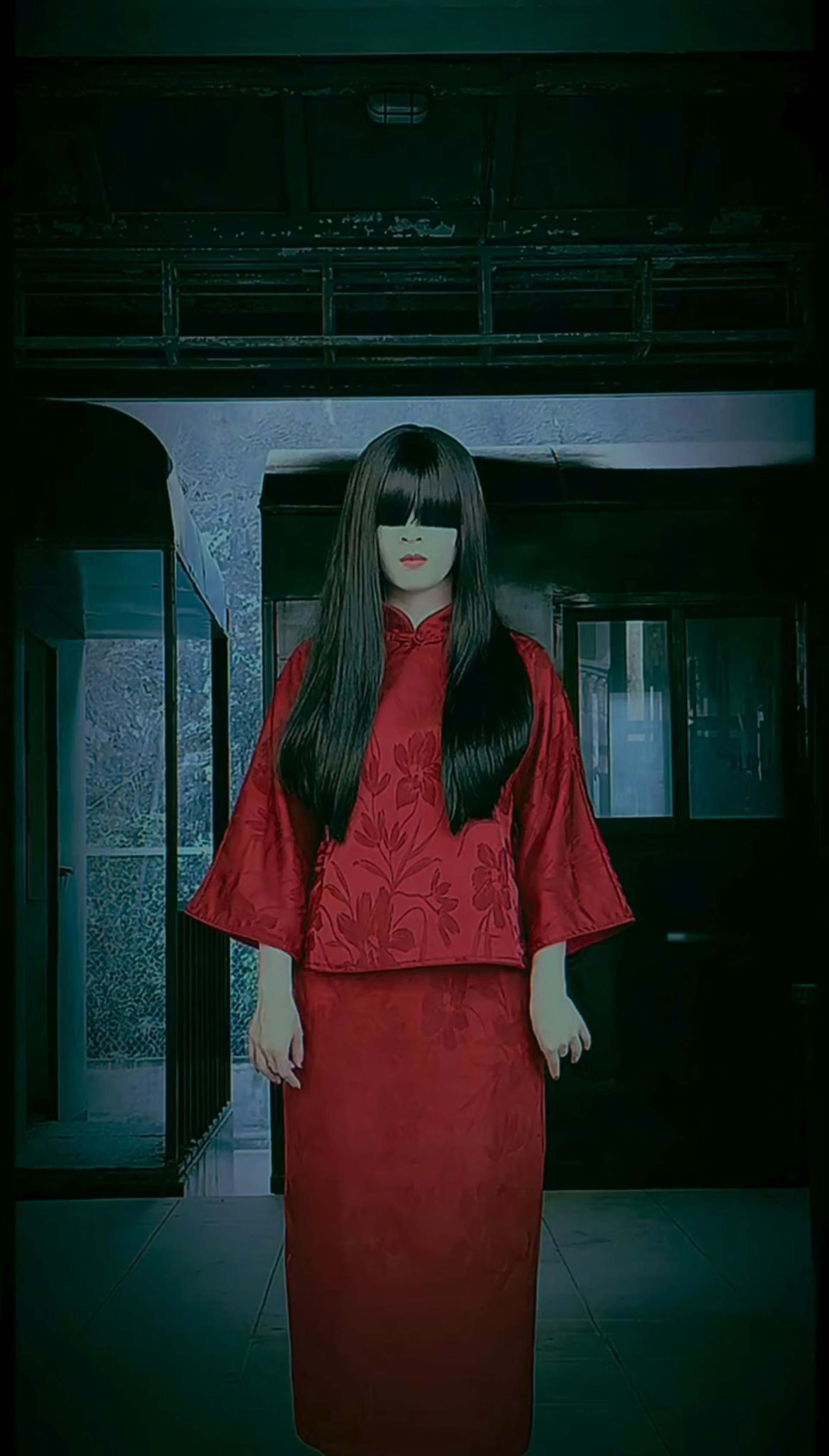 「紅裙長髮女性」是該節目的標誌之一。(無綫截圖/非涉事片段) 「紅裙長髮女性」是該節目的標誌之一。(無綫截圖/非涉事片段)