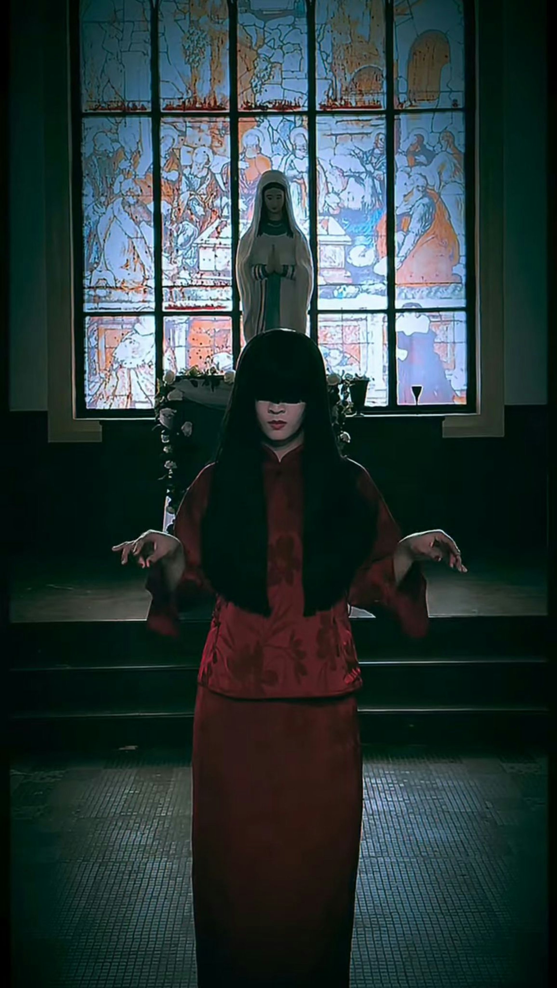 「紅裙長髮女性」是該節目的標誌之一。(無綫截圖/非涉事片段) 「紅裙長髮女性」是該節目的標誌之一。(無綫截圖/非涉事片段)