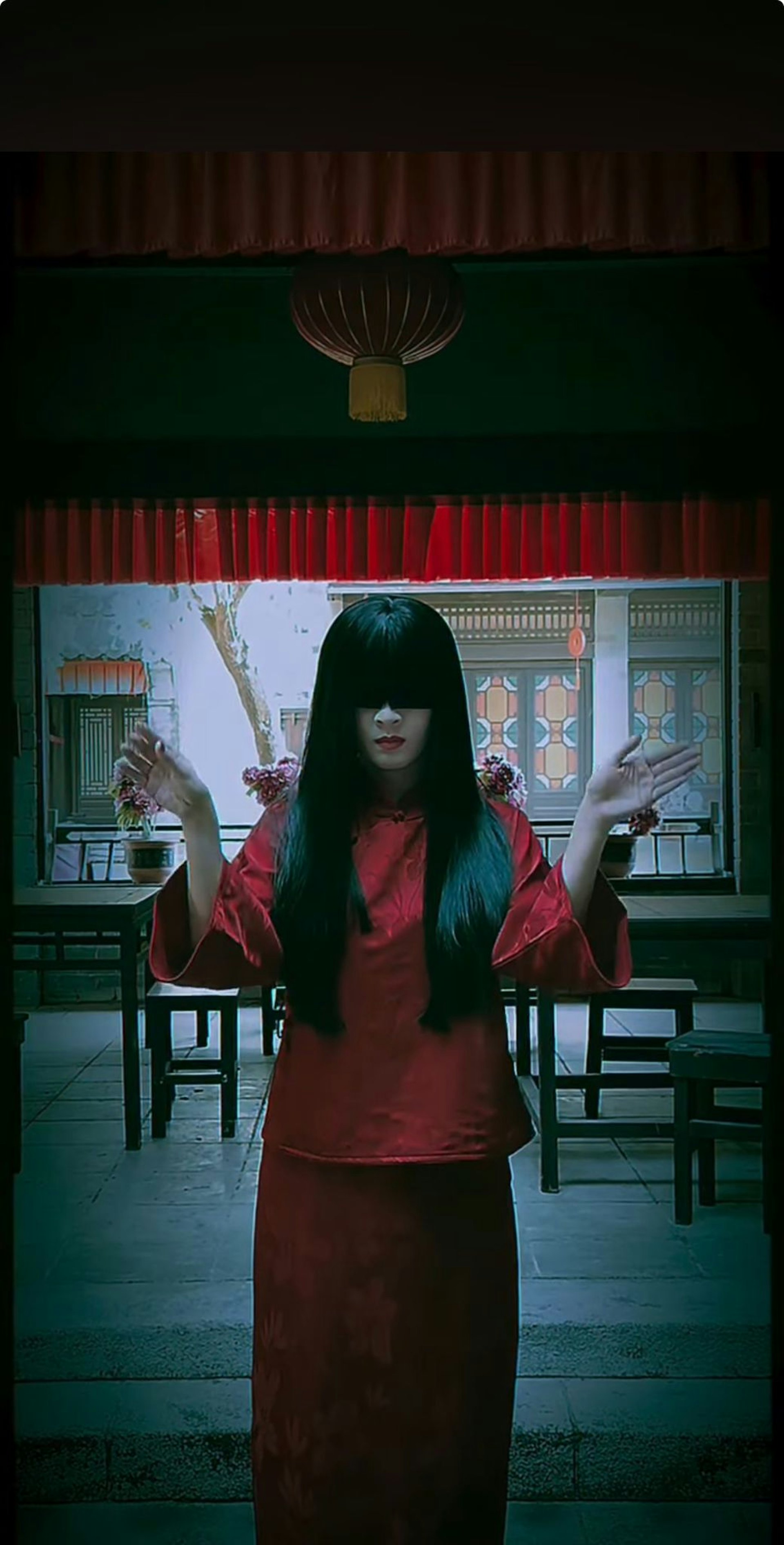 「紅裙長髮女性」是該節目的標誌之一。(無綫截圖/非涉事片段) 「紅裙長髮女性」是該節目的標誌之一。(無綫截圖/非涉事片段)