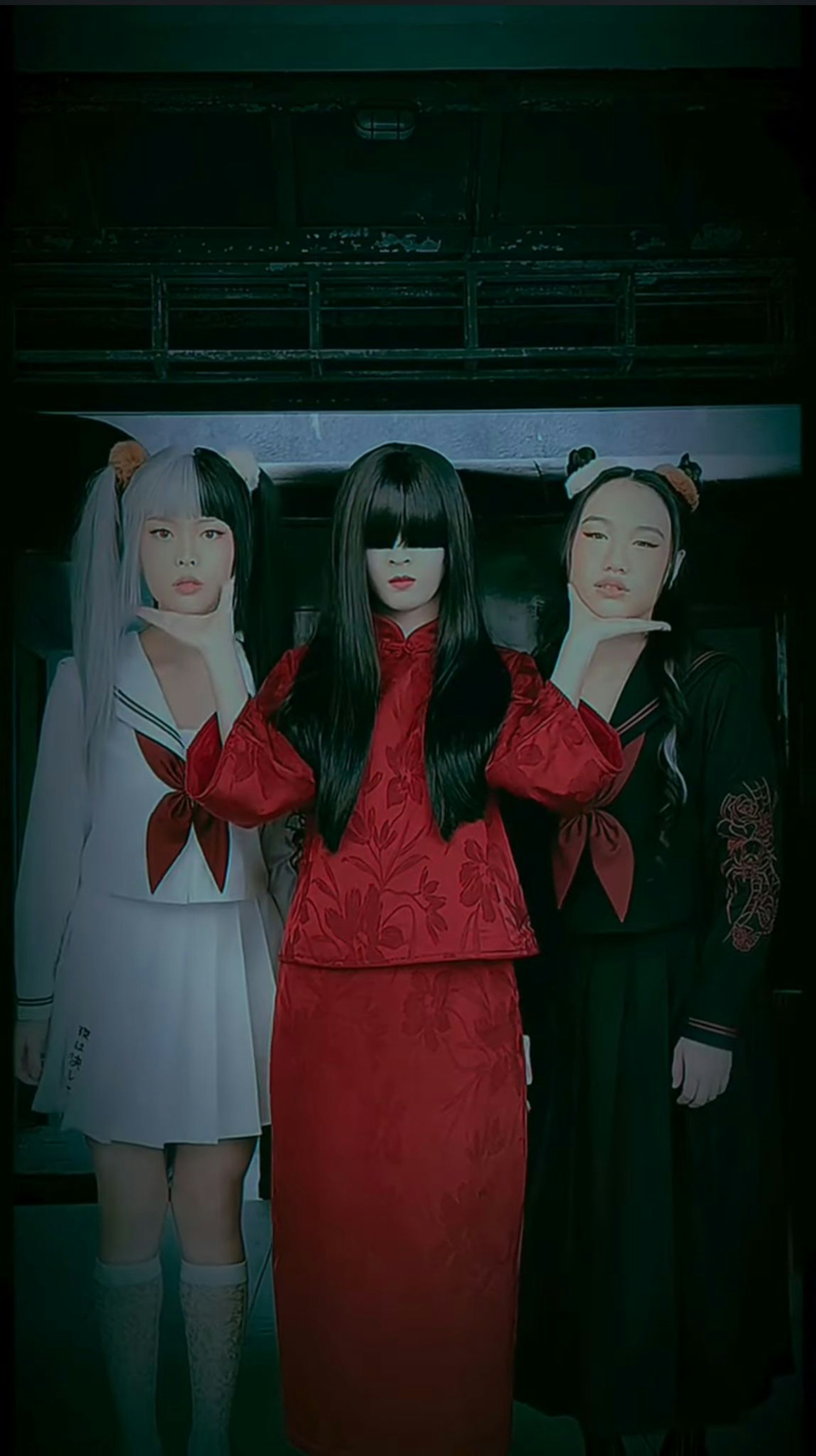 「紅裙長髮女性」是該節目的標誌之一。(無綫截圖/非涉事片段) 「紅裙長髮女性」是該節目的標誌之一。(無綫截圖/非涉事片段)