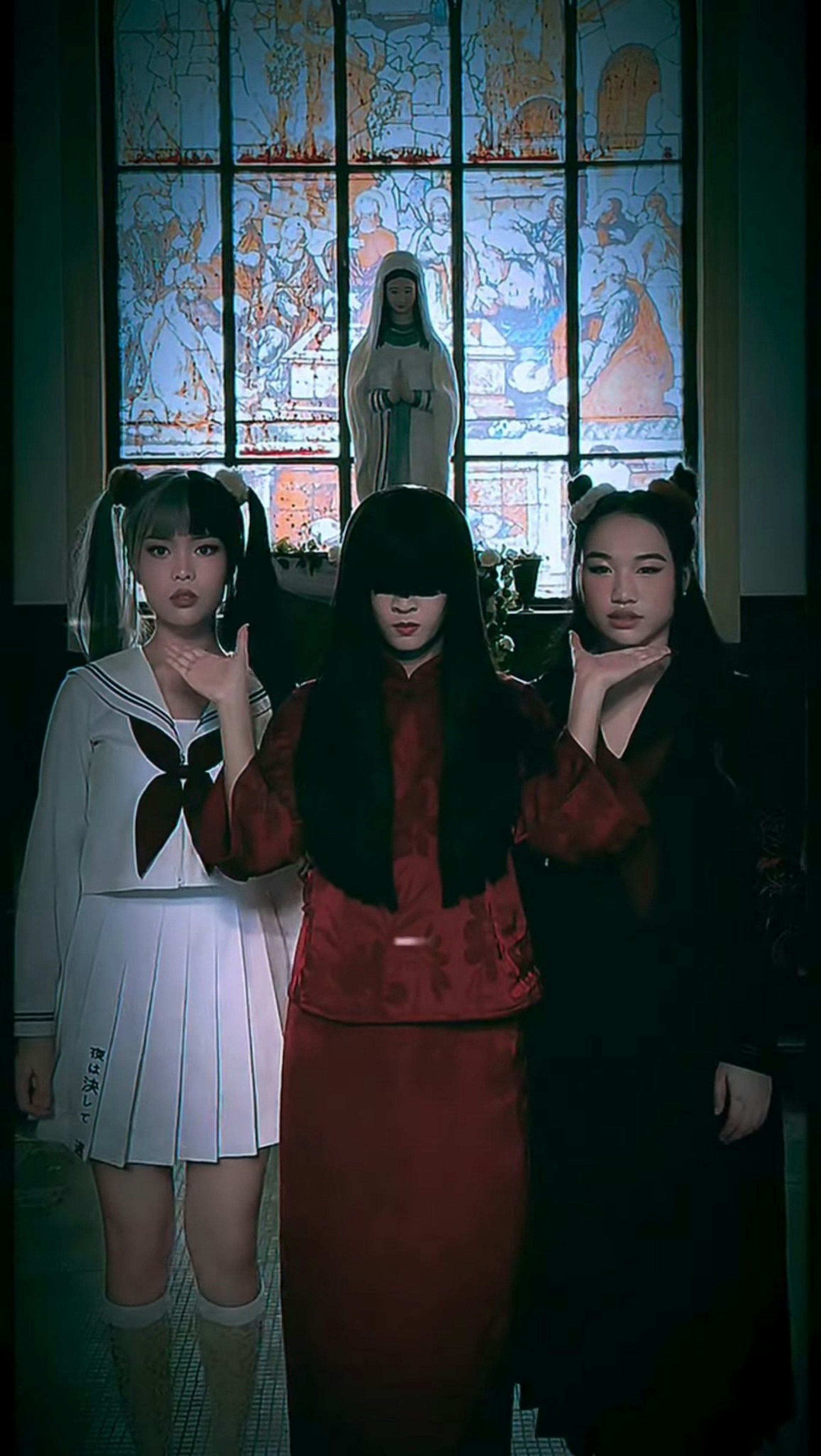 「紅裙長髮女性」是該節目的標誌之一。(無綫截圖/非涉事片段) 「紅裙長髮女性」是該節目的標誌之一。(無綫截圖/非涉事片段)