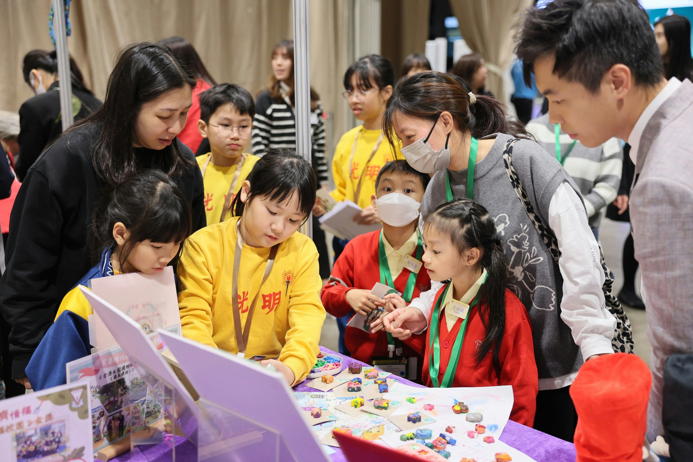 「香港環境卓越大獎」積極走進校園，讓低碳生活成為學生和其家庭日常的一部分。