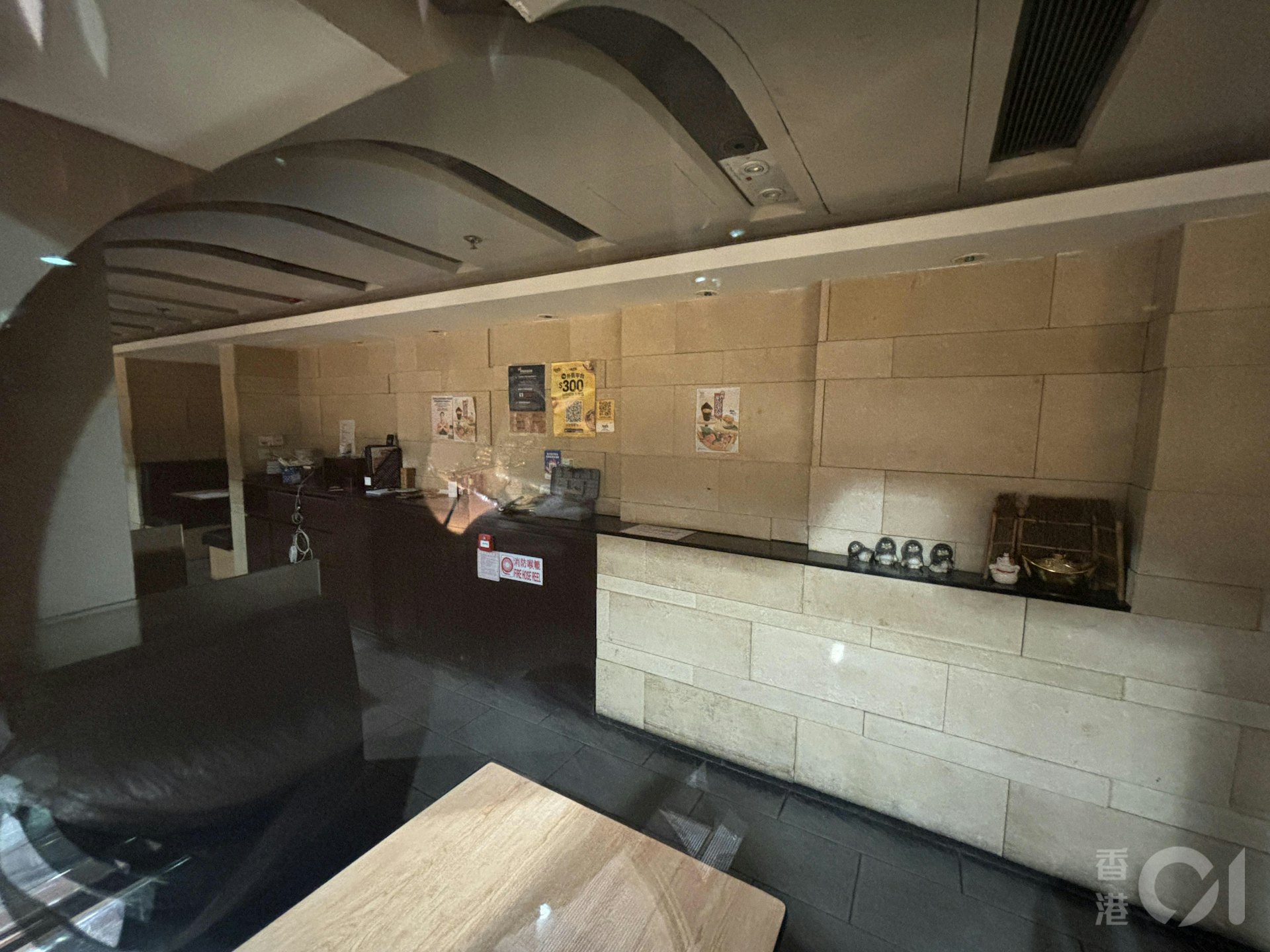 板長壽司位於銅鑼灣東角LAFORET的最後分店在12月2日未有營業,人去樓空。據同場其他店舖員工稱,該店數日前已結業。(陳浩然攝) 板長壽司位於銅鑼灣東角LAFORET的最後分店在12月2日未有營業,人去樓空。據同場其他店舖員工稱,該店數日前已結業。(陳浩然攝)