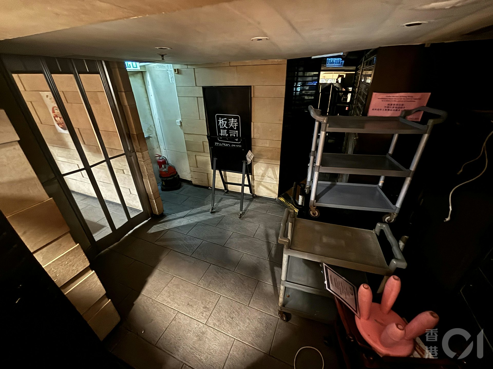 板長壽司位於銅鑼灣東角LAFORET的最後分店在12月2日未有營業,人去樓空。據同場其他店舖員工稱,該店數日前已結業。(陳浩然攝) 板長壽司位於銅鑼灣東角LAFORET的最後分店在12月2日未有營業,人去樓空。據同場其他店舖員工稱,該店數日前已結業。(陳浩然攝)