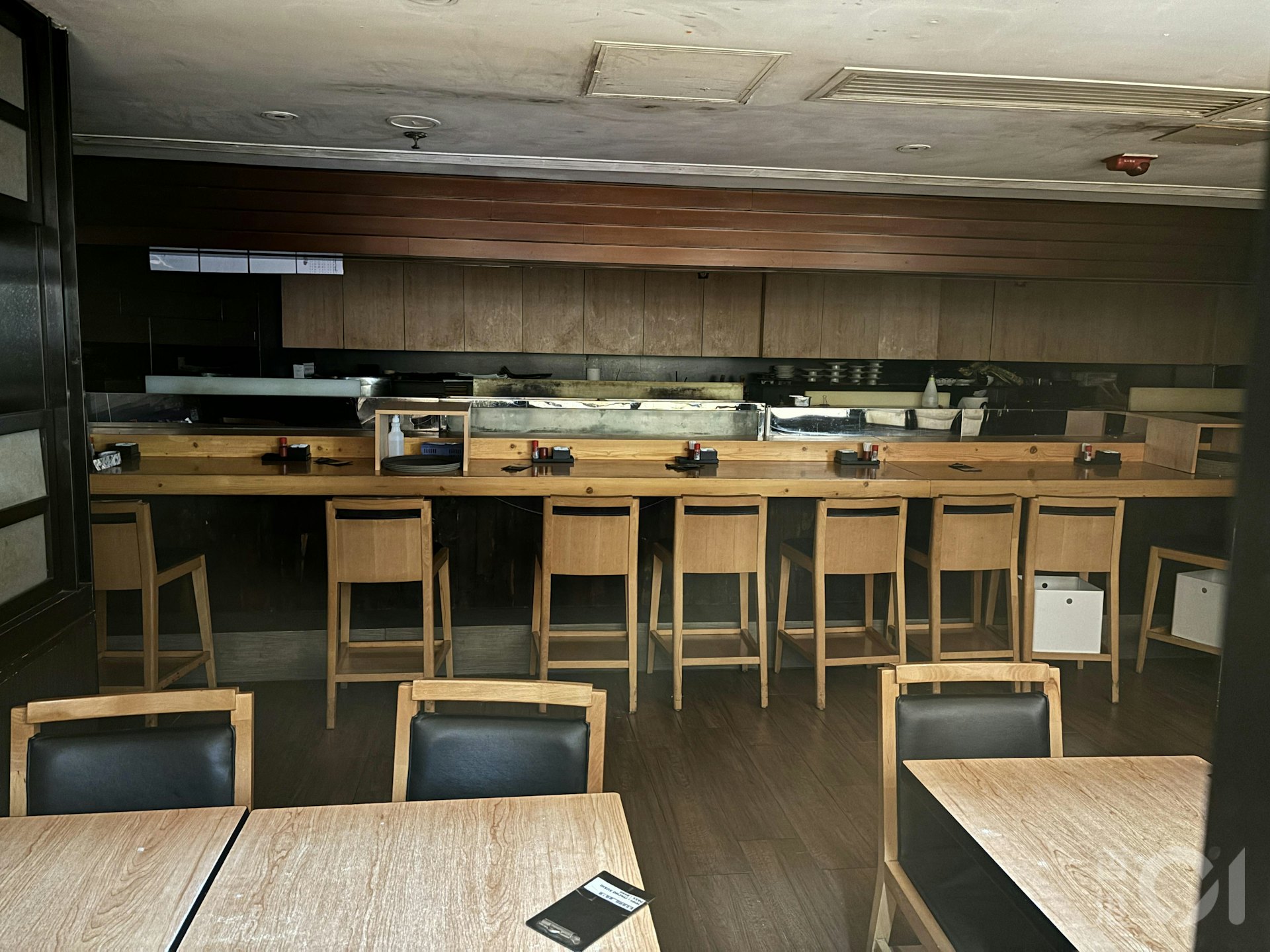 板長壽司位於銅鑼灣東角LAFORET的最後分店在12月2日未有營業,人去樓空。據同場其他店舖員工稱,該店數日前已結業。(陳浩然攝) 板長壽司位於銅鑼灣東角LAFORET的最後分店在12月2日未有營業,人去樓空。據同場其他店舖員工稱,該店數日前已結業。(陳浩然攝)