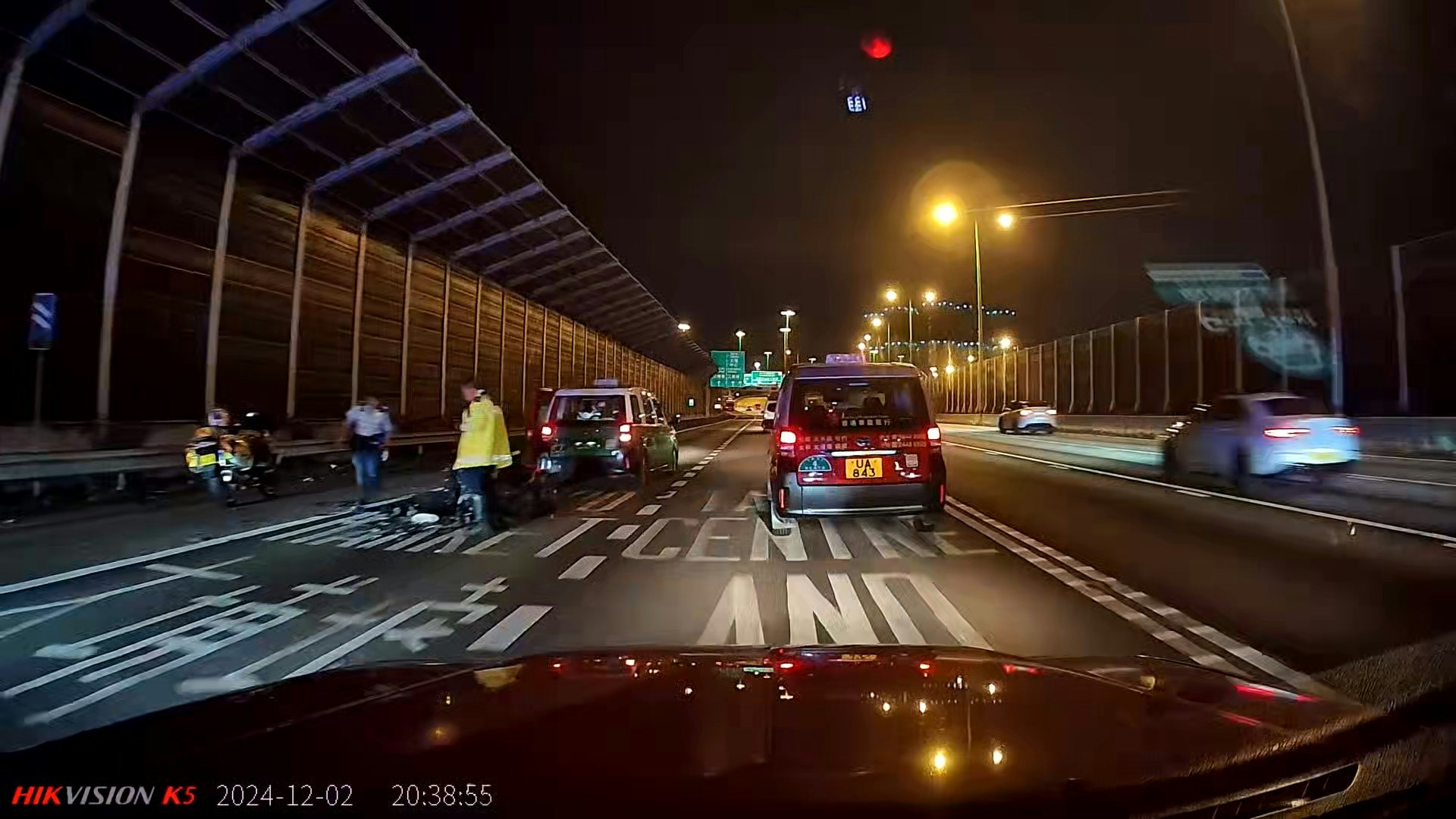 吐露港公路近策誠軒對開,一輛電單車與一輛的士相撞,鐵騎士重創昏迷;人員在場調查。(香港鐵騎館(吹水區) /Chan Honpan ) 吐露港公路近策誠軒對開,一輛電單車與一輛的士相撞,鐵騎士重創昏迷;人員在場調查。(香港鐵騎館(吹水區) /Chan Honpan )