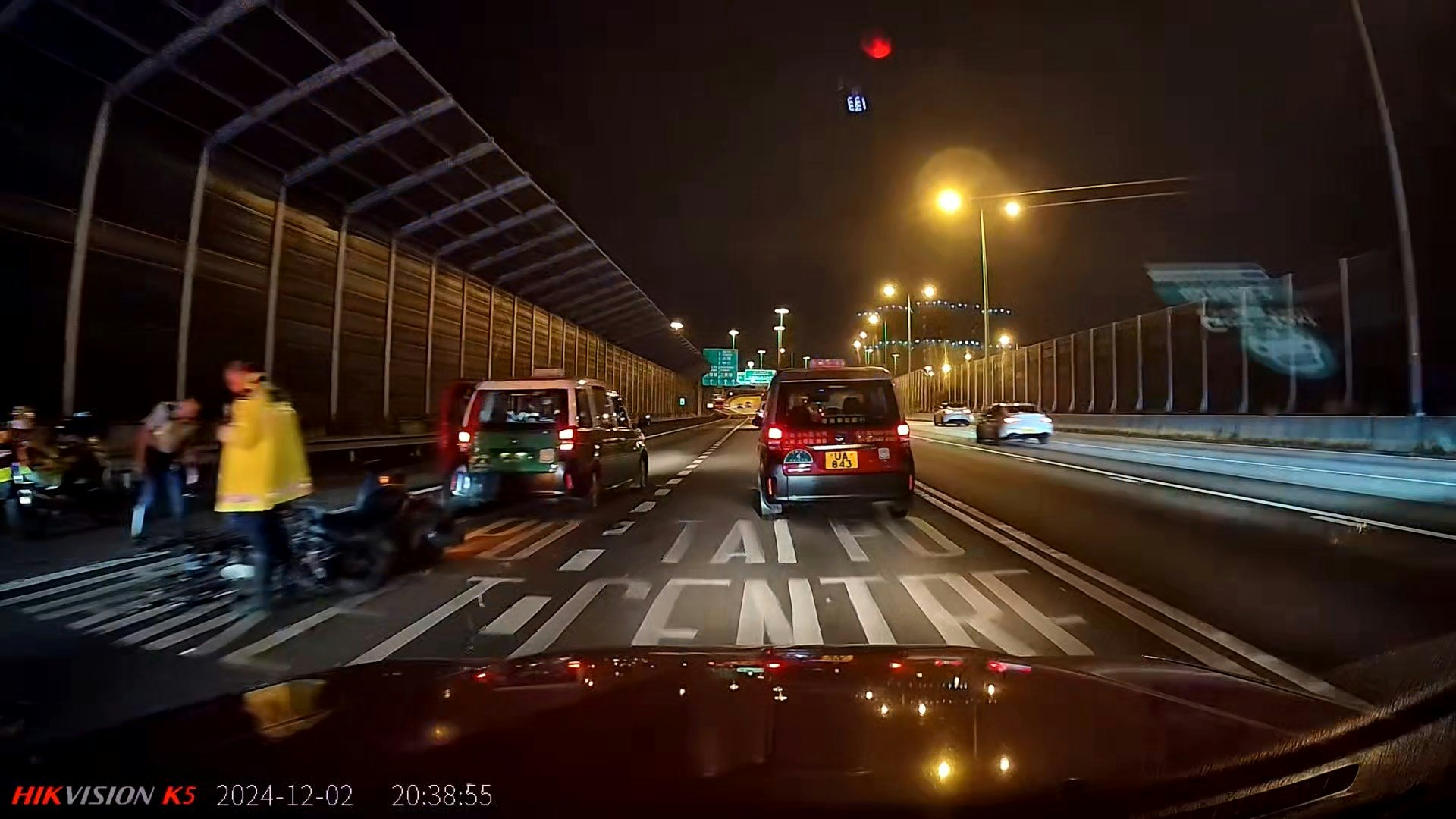 吐露港公路近策誠軒對開,一輛電單車與一輛的士相撞,鐵騎士重創昏迷;人員在場調查。(香港鐵騎館(吹水區) /Chan Honpan ) 吐露港公路近策誠軒對開,一輛電單車與一輛的士相撞,鐵騎士重創昏迷;人員在場調查。(香港鐵騎館(吹水區) /Chan Honpan )