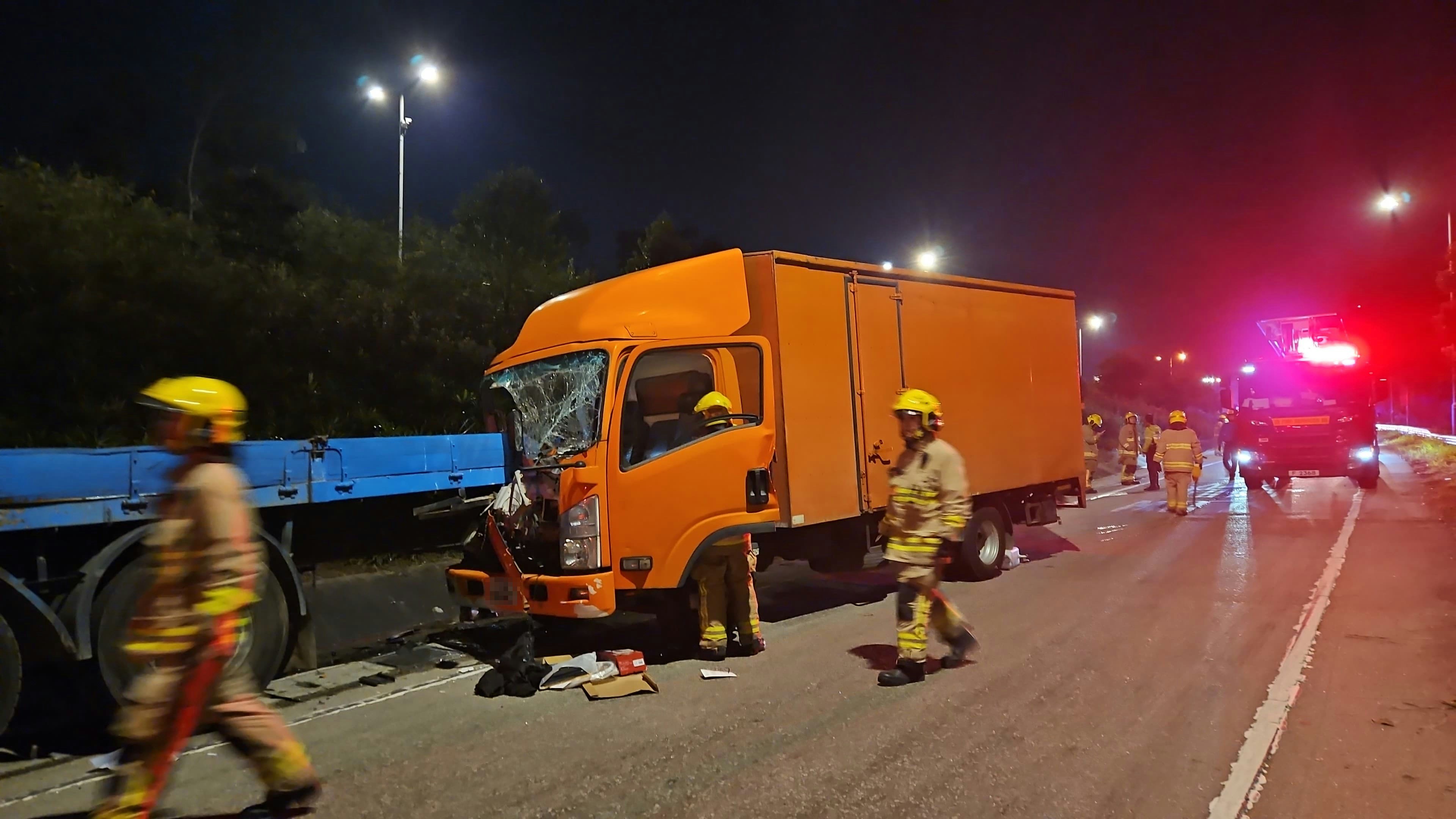 新田公路一輛5.5噸貨車猛撼一輛30噸貨車，車頭被30噸貨車插入，司機昏迷被困車內。