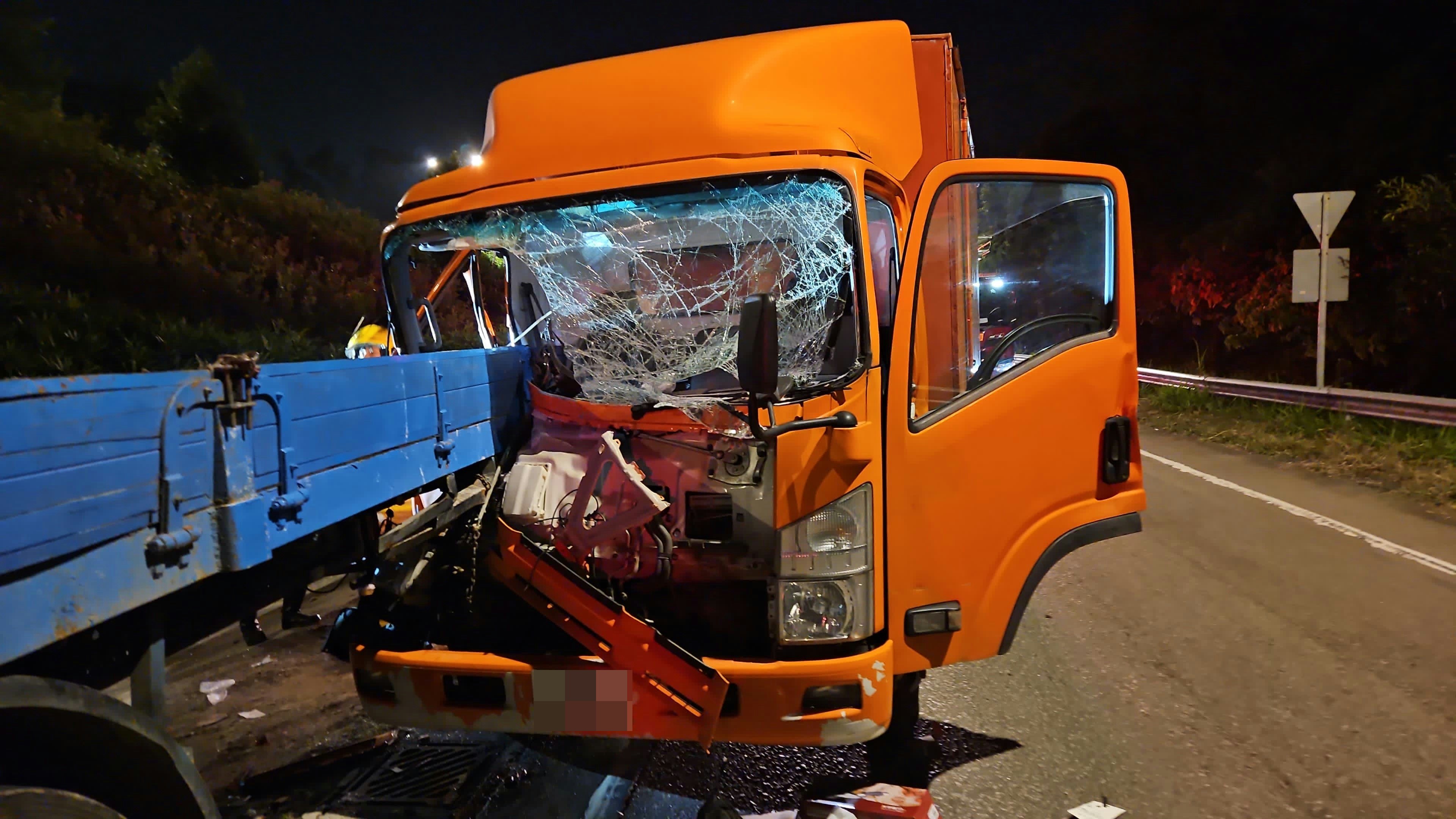 新田公路一輛5.5噸貨車猛撼一輛30噸貨車，車頭被30噸貨車插入，嚴重損毀，司機昏迷一度被困車內。