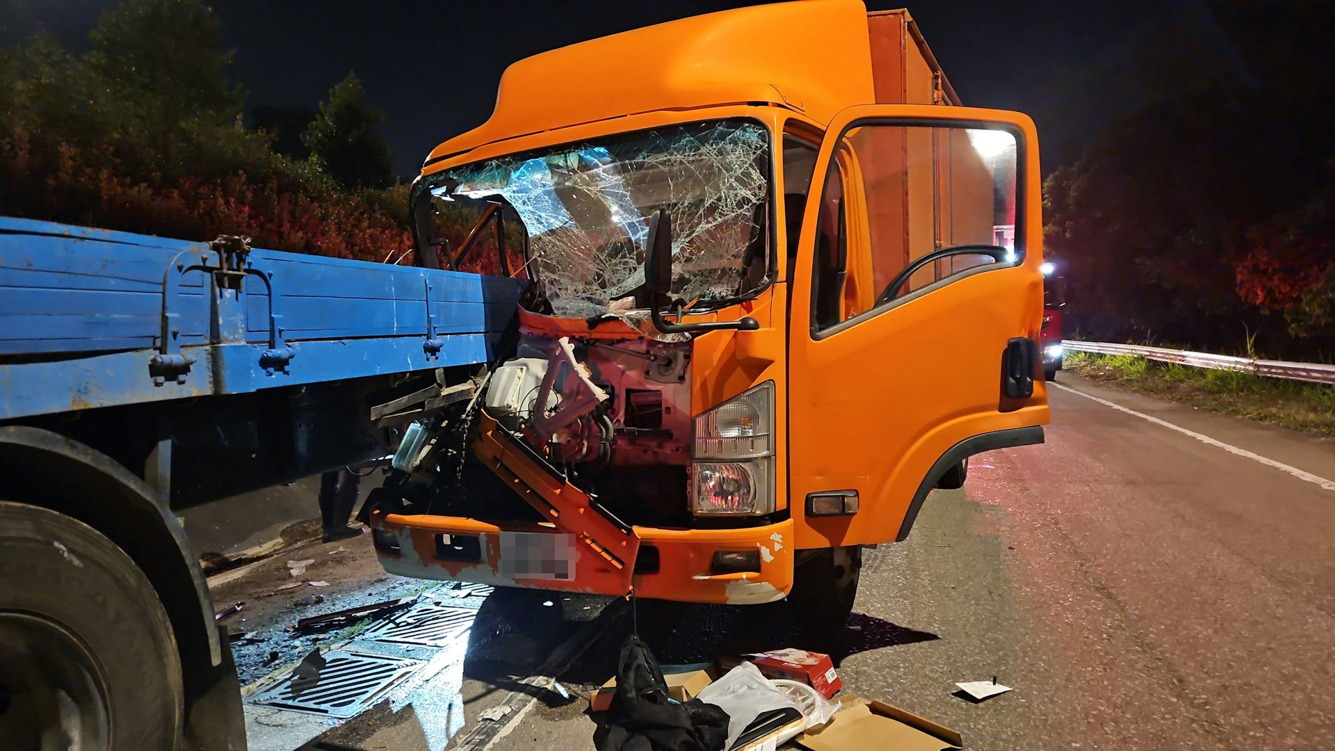 新田公路一輛5.5噸貨車猛撼一輛30噸貨車,車頭被30噸貨車插入,嚴重損毀,司機昏迷一度被困車內。 新田公路一輛5.5噸貨車猛撼一輛30噸貨車,車頭被30噸貨車插入,嚴重損毀,司機昏迷一度被困車內。